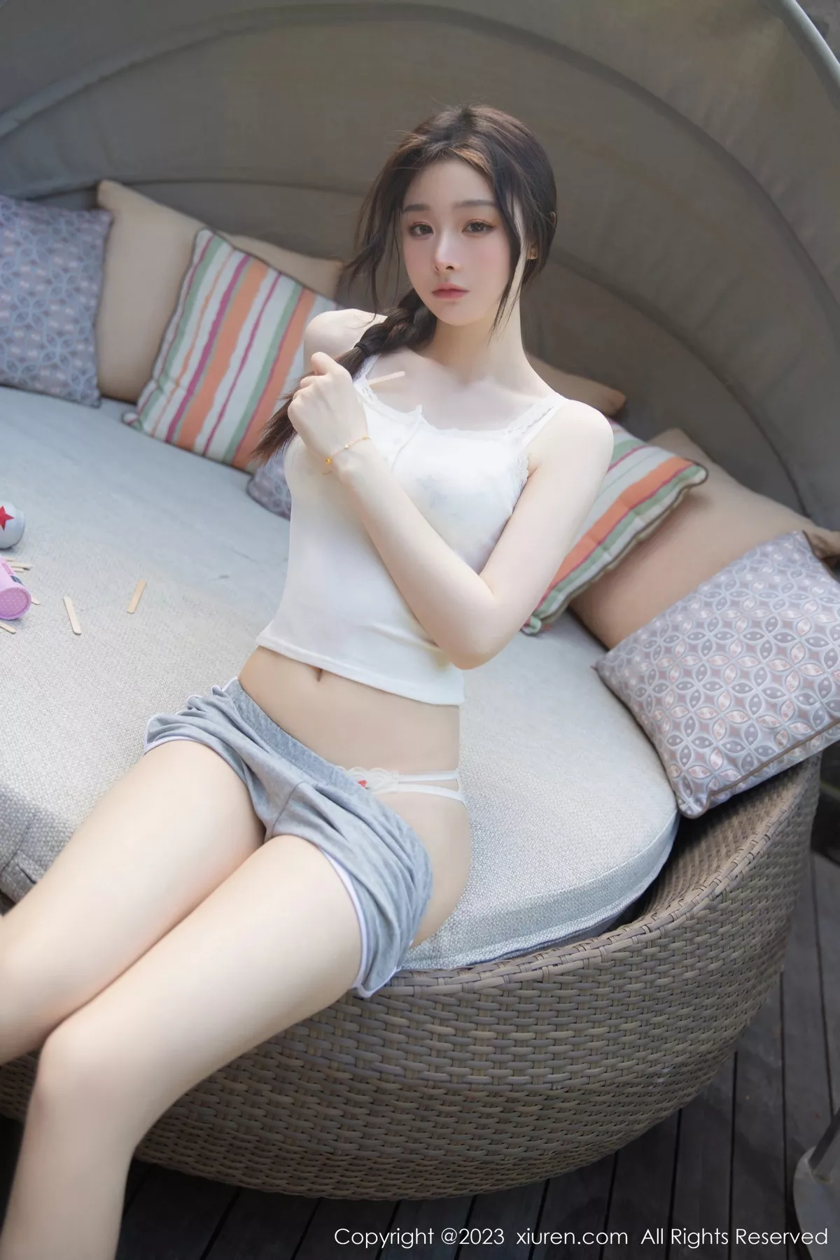 秀人集.com_[XiuRen秀人网]No.7221_模特是小逗逗泳池边性感白色上衣配灰短裙秀曼妙身姿诱惑写真79P