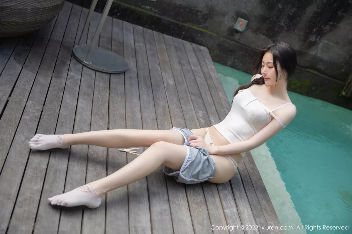 秀人集.com_[XiuRen秀人网]No.7221_模特是小逗逗泳池边性感白色上衣配灰短裙秀曼妙身姿诱惑写真79P