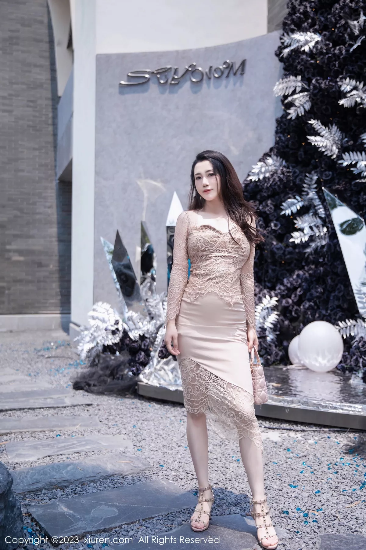 秀人集.com_[XiuRen秀人网]No.7216_模特严利娅Yuliya户外性感杏色低胸连衣长裙秀完美身材诱惑写真89P