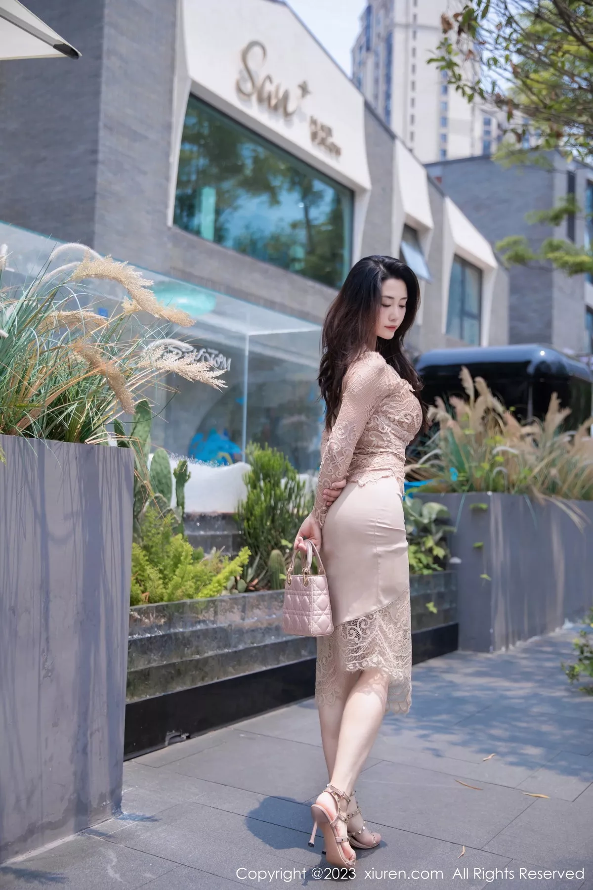 秀人集.com_[XiuRen秀人网]No.7216_模特严利娅Yuliya户外性感杏色低胸连衣长裙秀完美身材诱惑写真89P