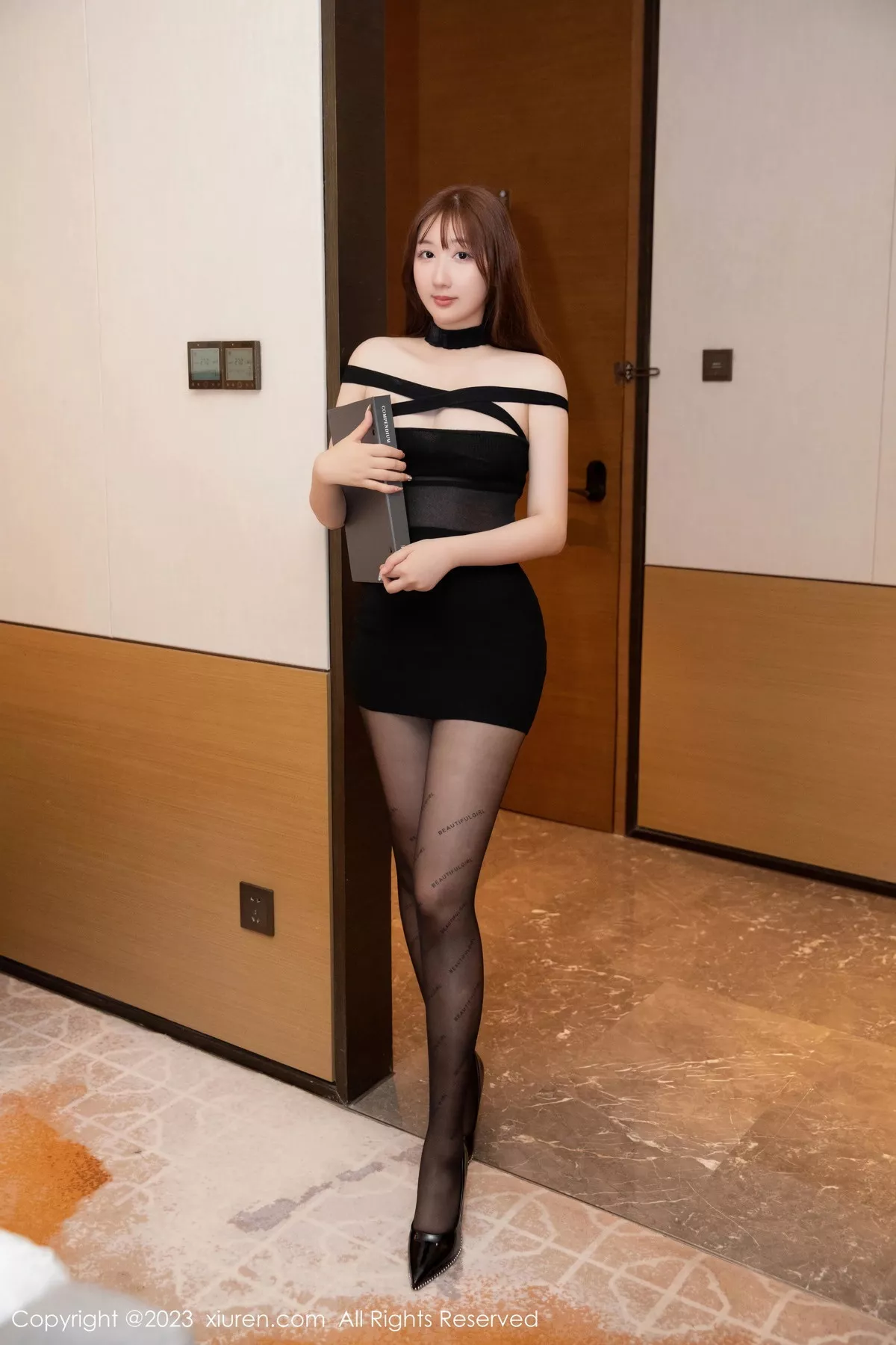 秀人集.com_[XiuRen秀人网]No.7229_模特江真真黑色露肩连衣短裙配超薄黑丝情趣捆绑撩人诱惑写真98P