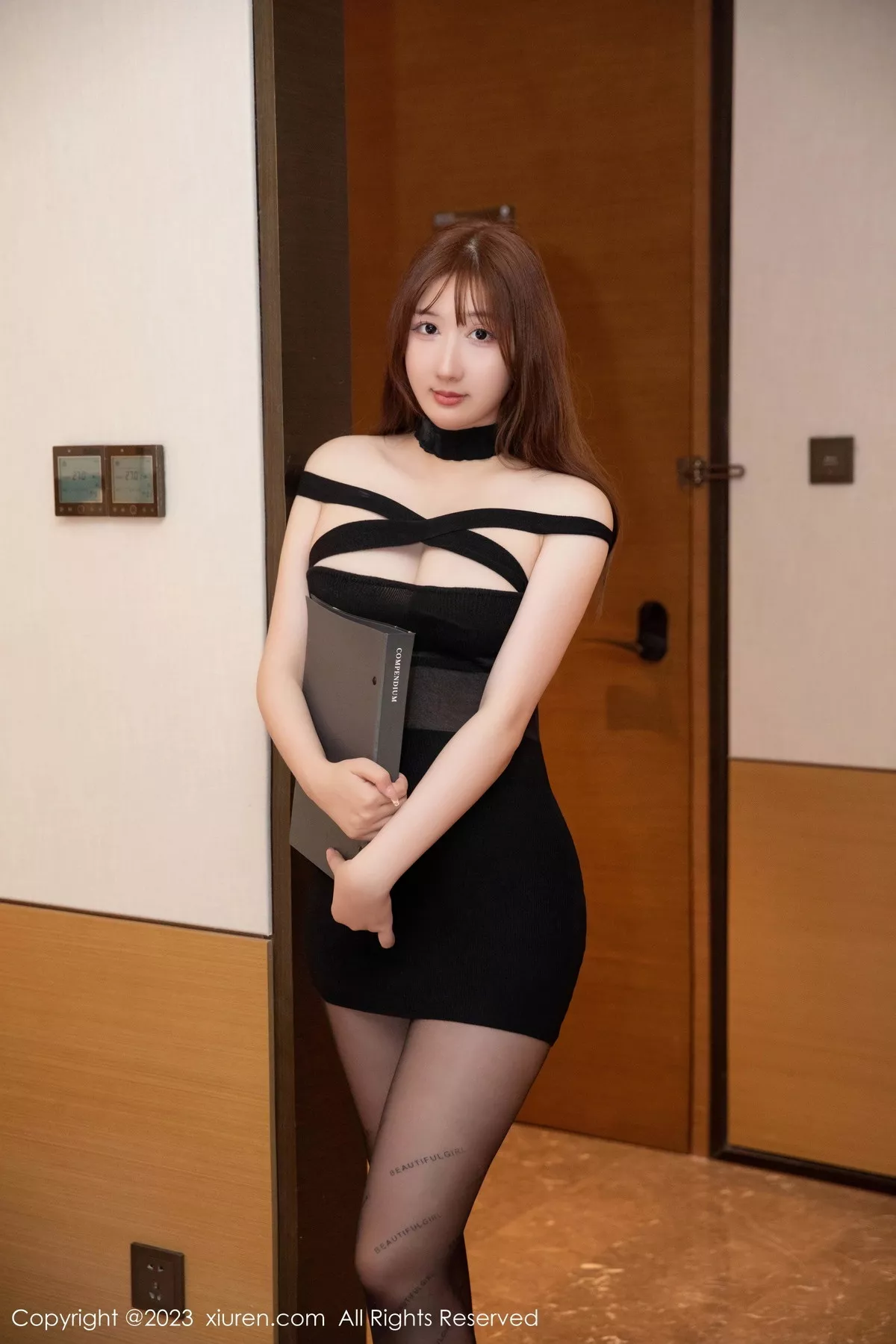 秀人集.com_[XiuRen秀人网]No.7229_模特江真真黑色露肩连衣短裙配超薄黑丝情趣捆绑撩人诱惑写真98P