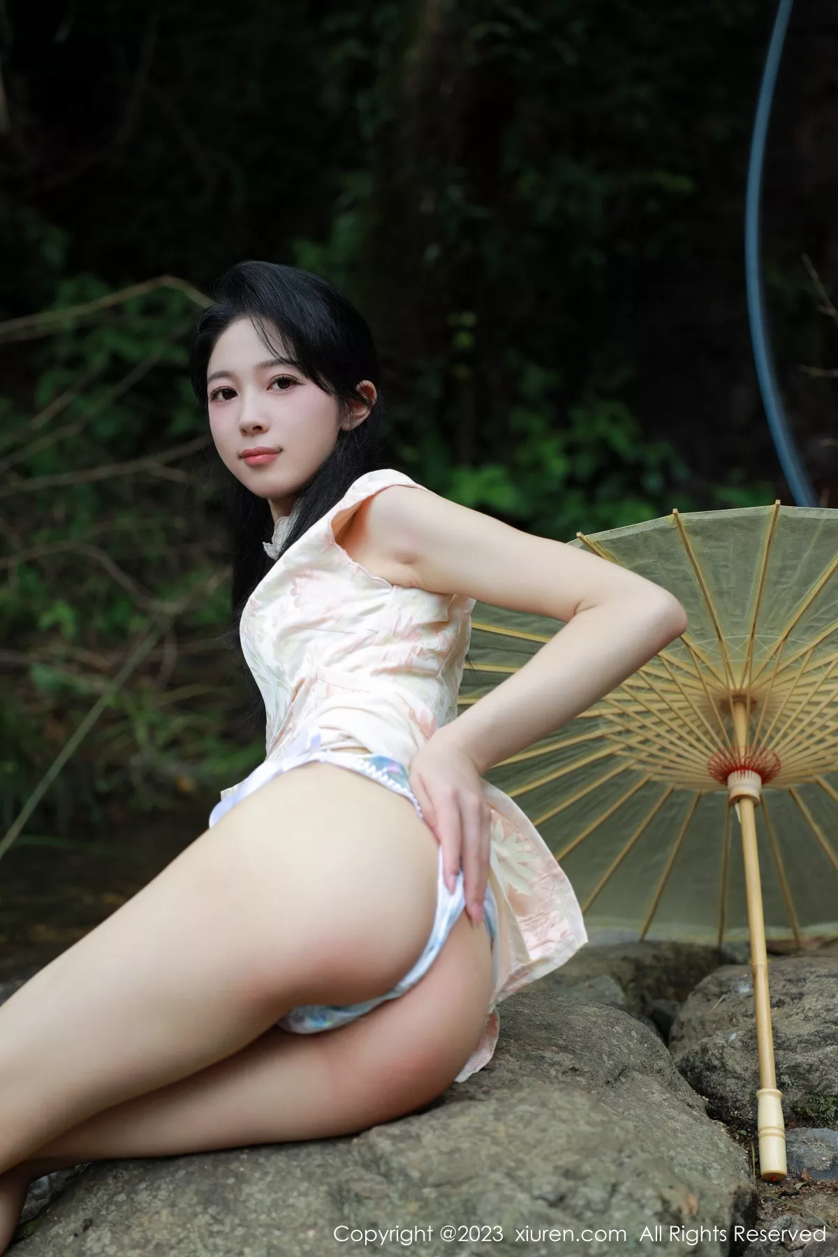 秀人集.com_[XiuRen秀人网]No.7234_模特糖豆sisi户外溪边性感花色旗袍服饰露白色内衣撩人诱惑写真60P