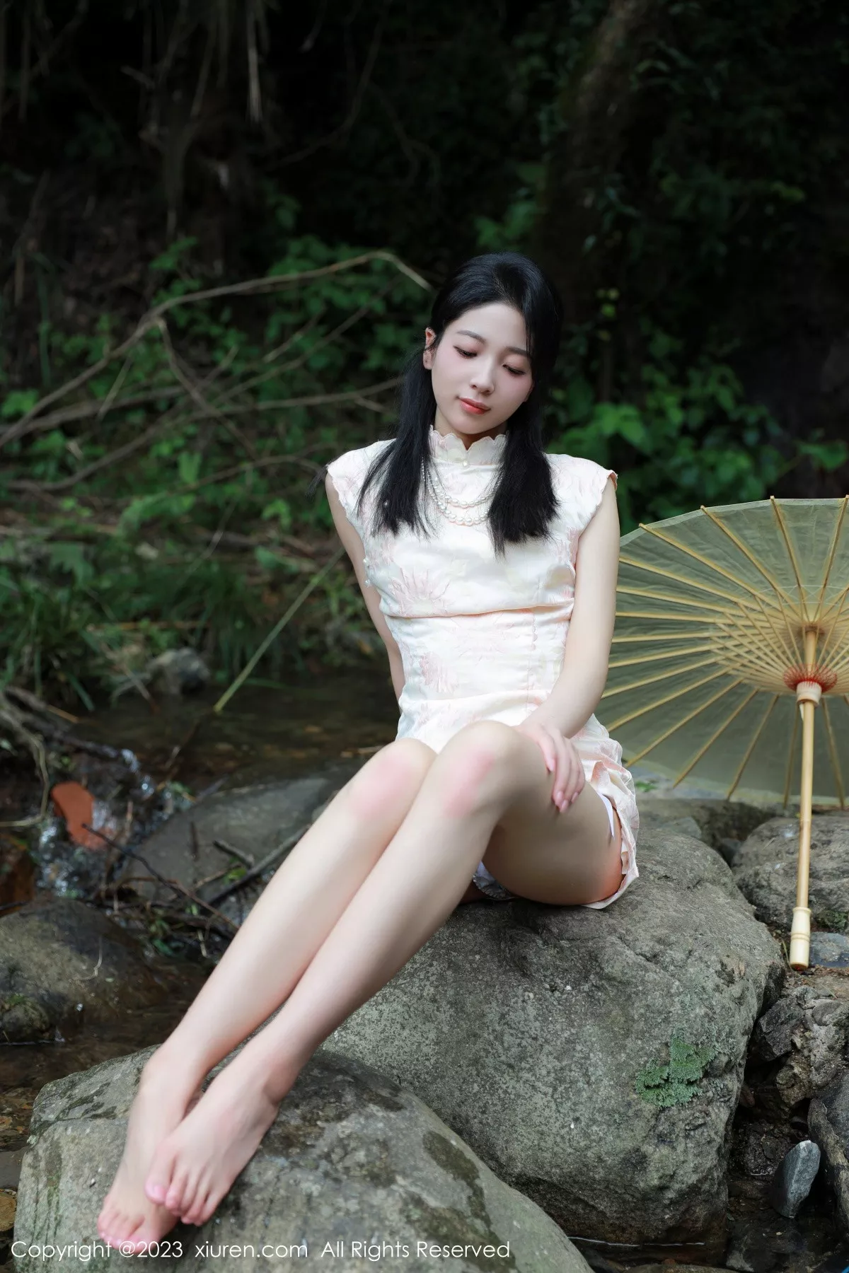 秀人集.com_[XiuRen秀人网]No.7234_模特糖豆sisi户外溪边性感花色旗袍服饰露白色内衣撩人诱惑写真60P