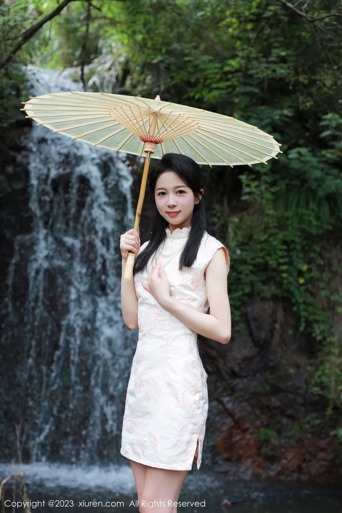 秀人集.com_[XiuRen秀人网]No.7234_模特糖豆sisi户外溪边性感花色旗袍服饰露白色内衣撩人诱惑写真60P