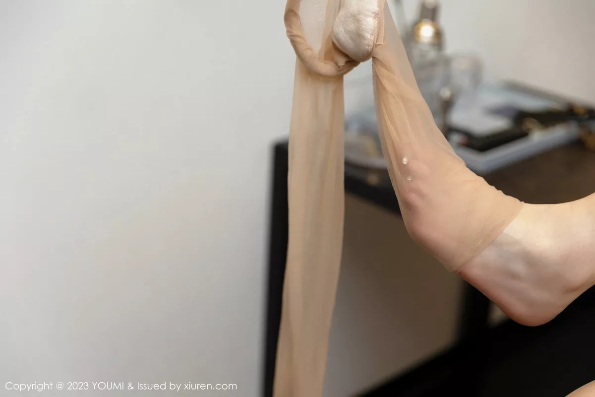 秀人集.com_[YouMi尤蜜荟]Vol.976_女神Carol周妍希性感浅色连衣长裙配超薄无内肉丝惹火诱惑写真81P