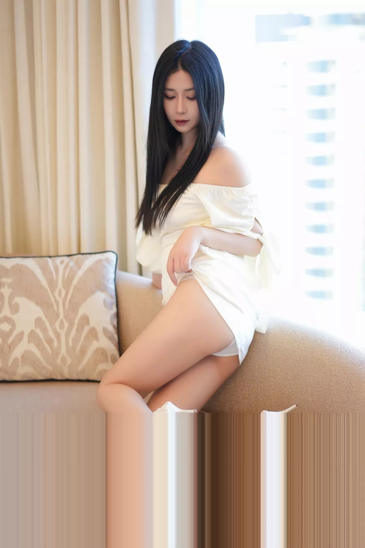 秀人集.com_[XiuRen秀人网]No.7116_模特laura阿姣性感白色露肩连衣裙半脱露豪乳遮点极致诱惑写真80P