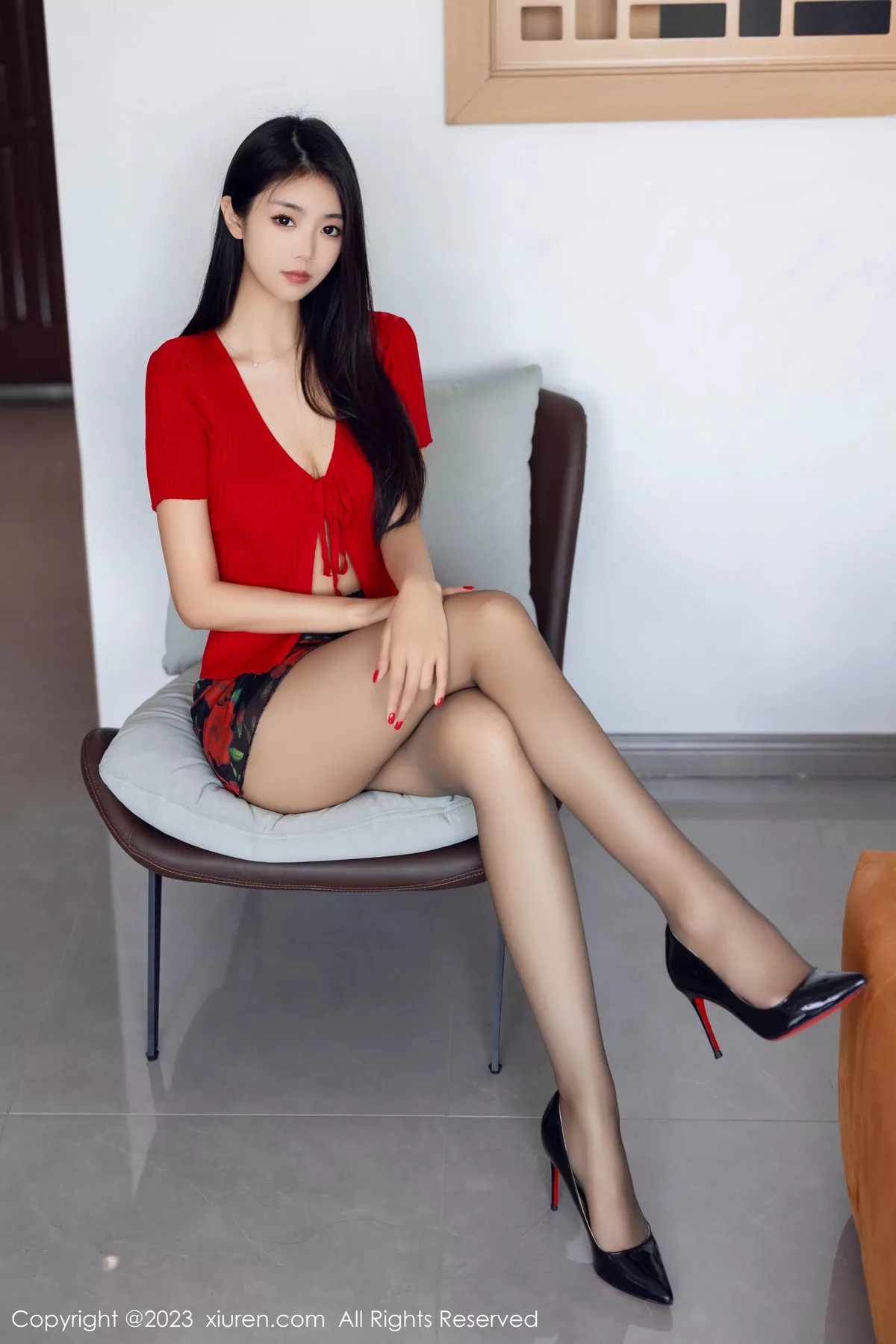 秀人集.com_[XiuRen秀人网]No.7249_模特可乐Vicky性感红色上衣配黑短裙露超薄黑丝秀美腿诱惑写真76P