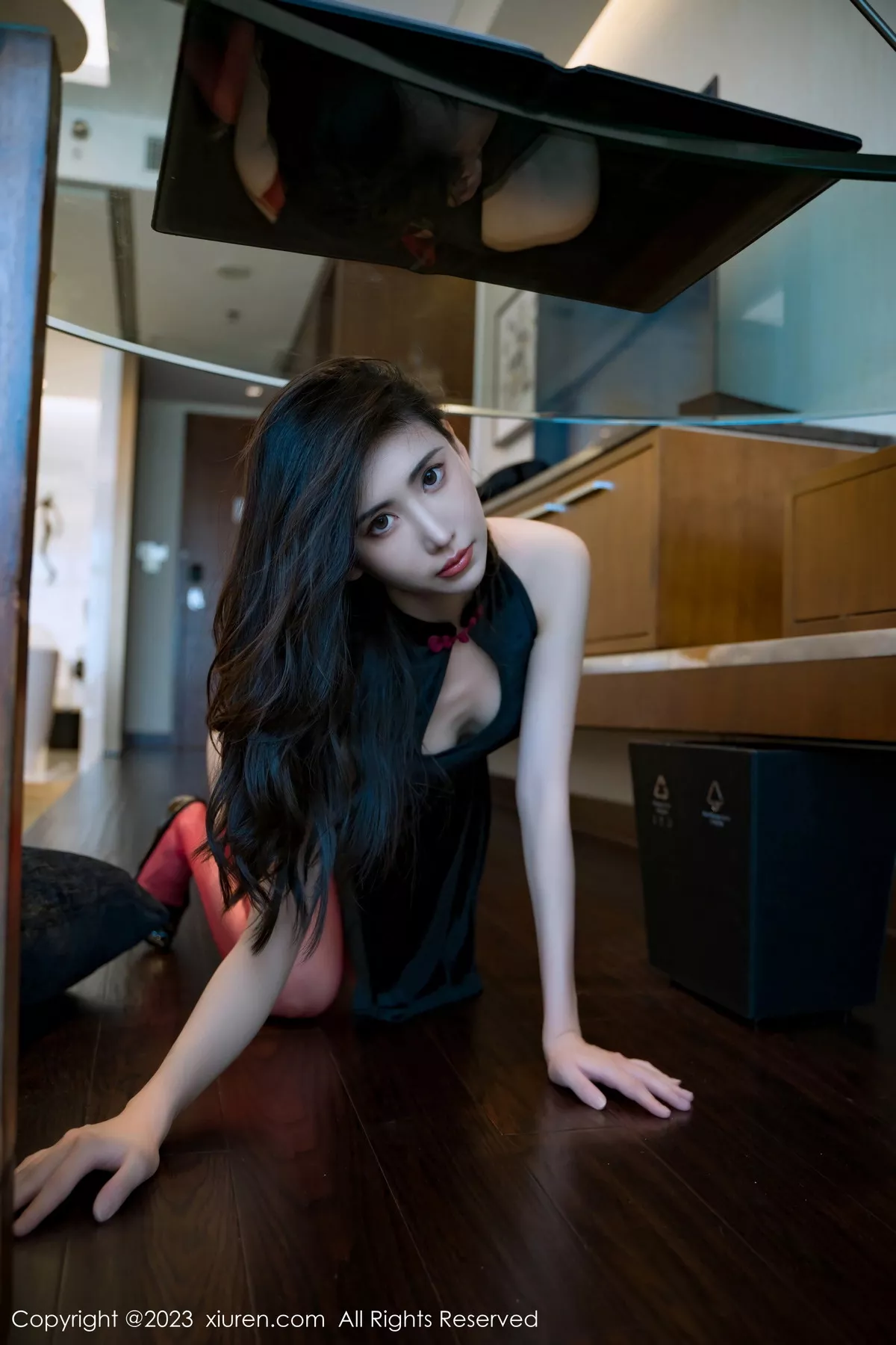 秀人集.com_[XiuRen秀人网]No.7128_模特章芃芃性感黑色情趣旗袍配红丝吊袜秀翘臀美腿撩人诱惑写真73P