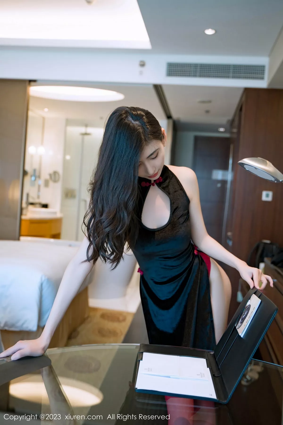 秀人集.com_[XiuRen秀人网]No.7128_模特章芃芃性感黑色情趣旗袍配红丝吊袜秀翘臀美腿撩人诱惑写真73P