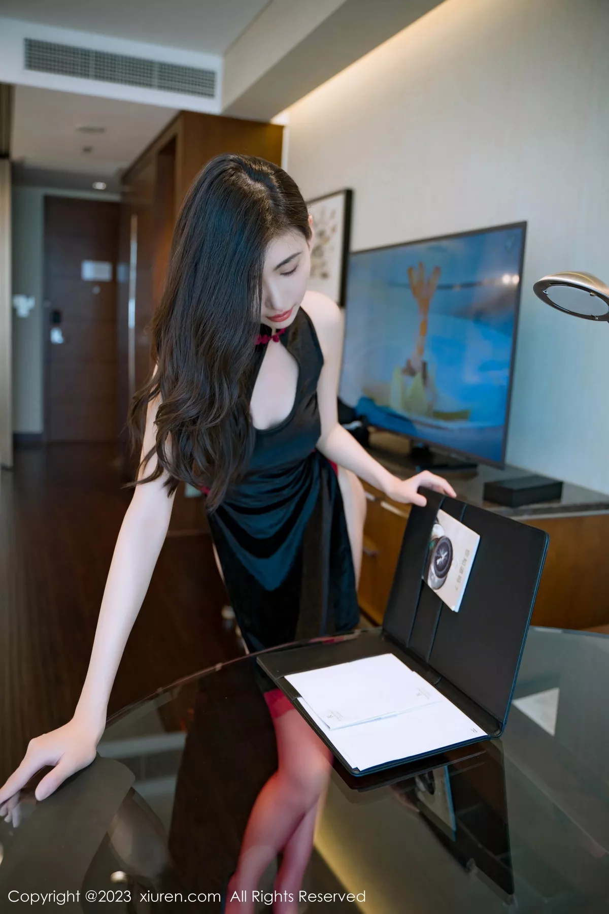 秀人集.com_[XiuRen秀人网]No.7128_模特章芃芃性感黑色情趣旗袍配红丝吊袜秀翘臀美腿撩人诱惑写真73P