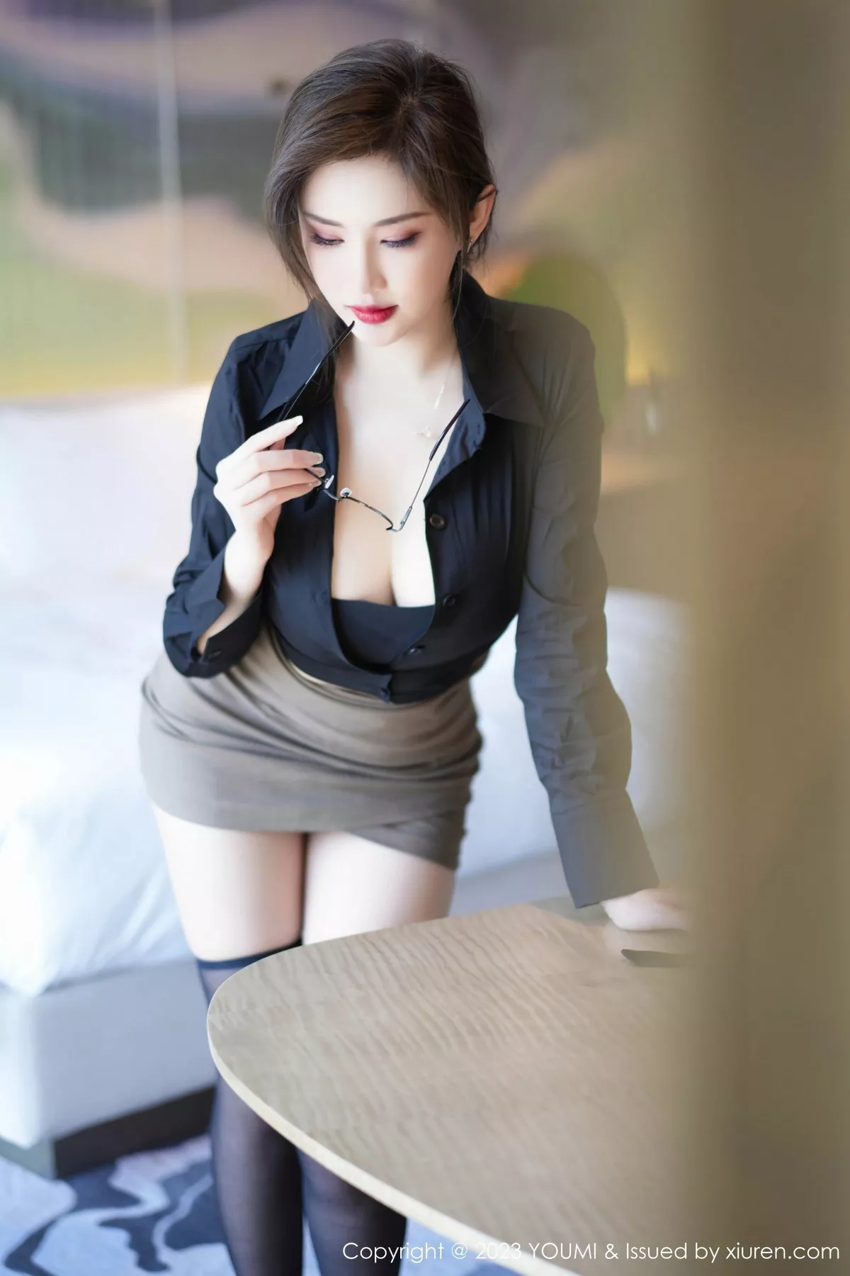 秀人集.com_[YouMi尤蜜荟]Vol.968_女神Carol周妍希性感黑衬衫配驼色短裙露黑色内衣完美诱惑写真83P