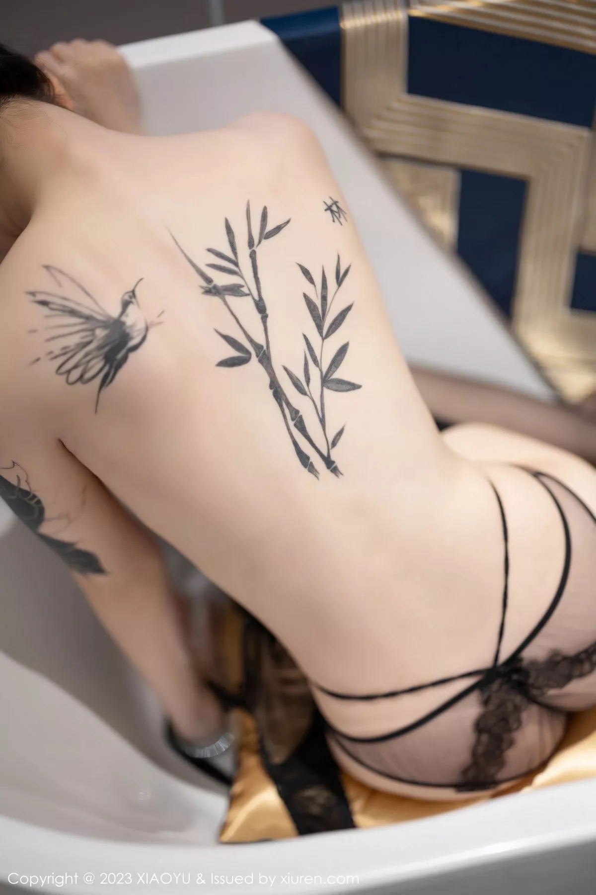 秀人集.com_[XiaoYu画语界]Vol.1077_模特奶瓶脱性感深蓝色旗袍露黑色蕾丝内衣秀苗条身姿诱惑写真83P