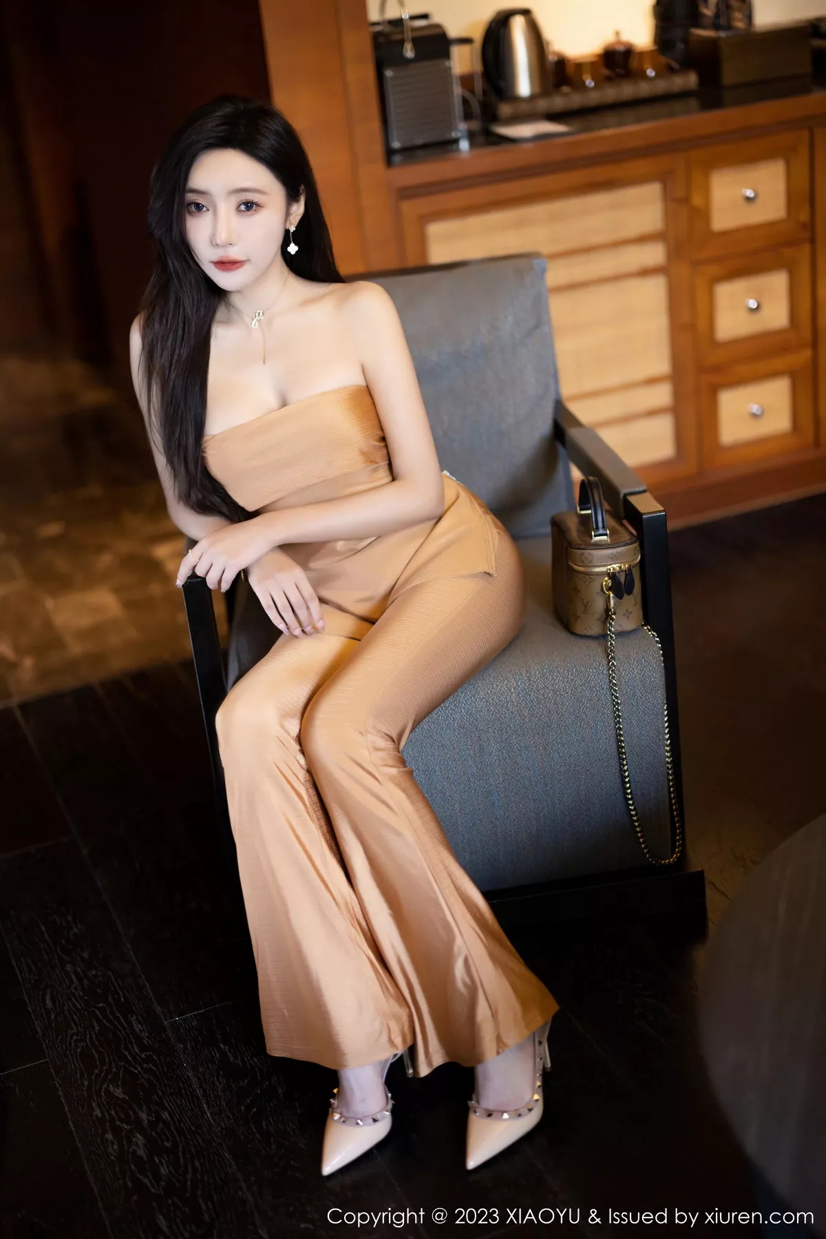 秀人集.com_[XiaoYu画语界]Vol.1079_女神王馨瑶yanni杏色服饰+白色蕾丝情趣内衣秀惹火身材诱惑写真84P