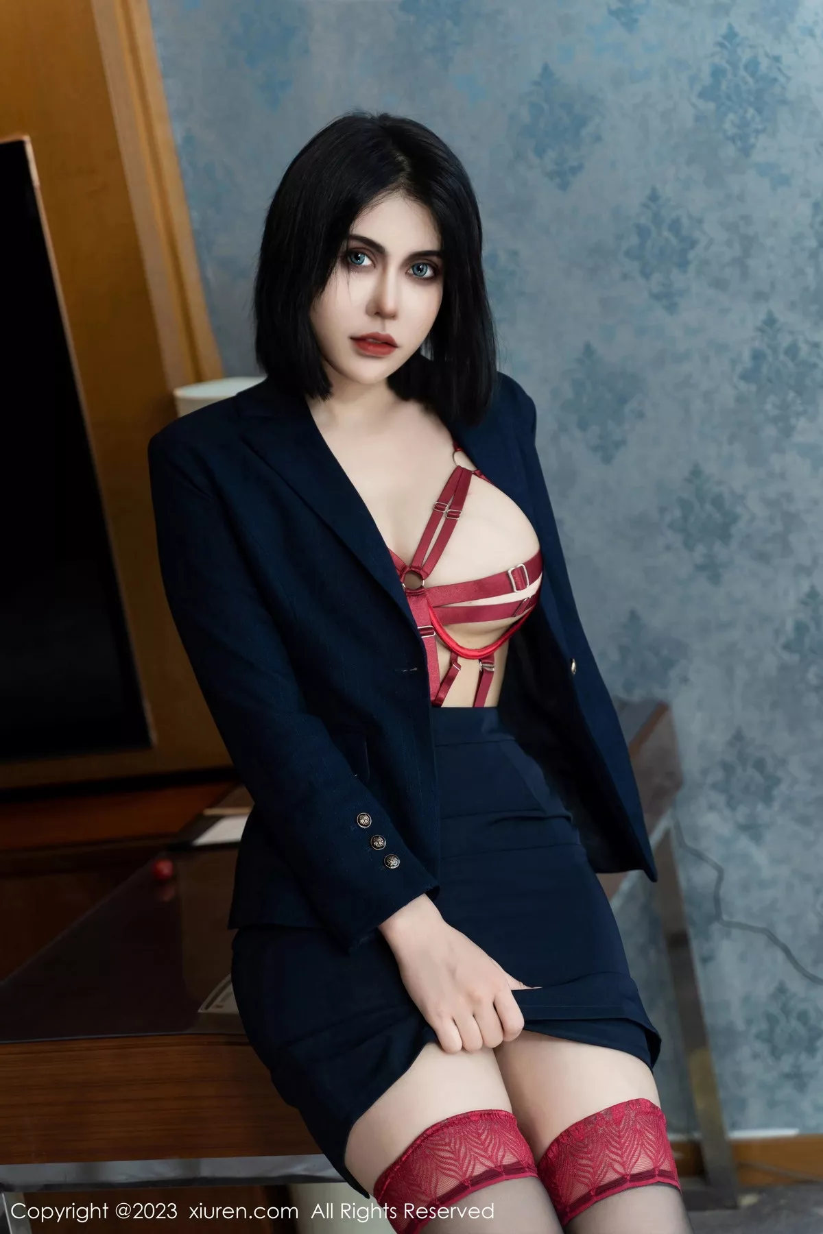 秀人集.com_[XiuRen秀人网]No.7142_模特s纯一半脱黑色套装露性感红色情趣内衣秀完美身材诱惑写真76P