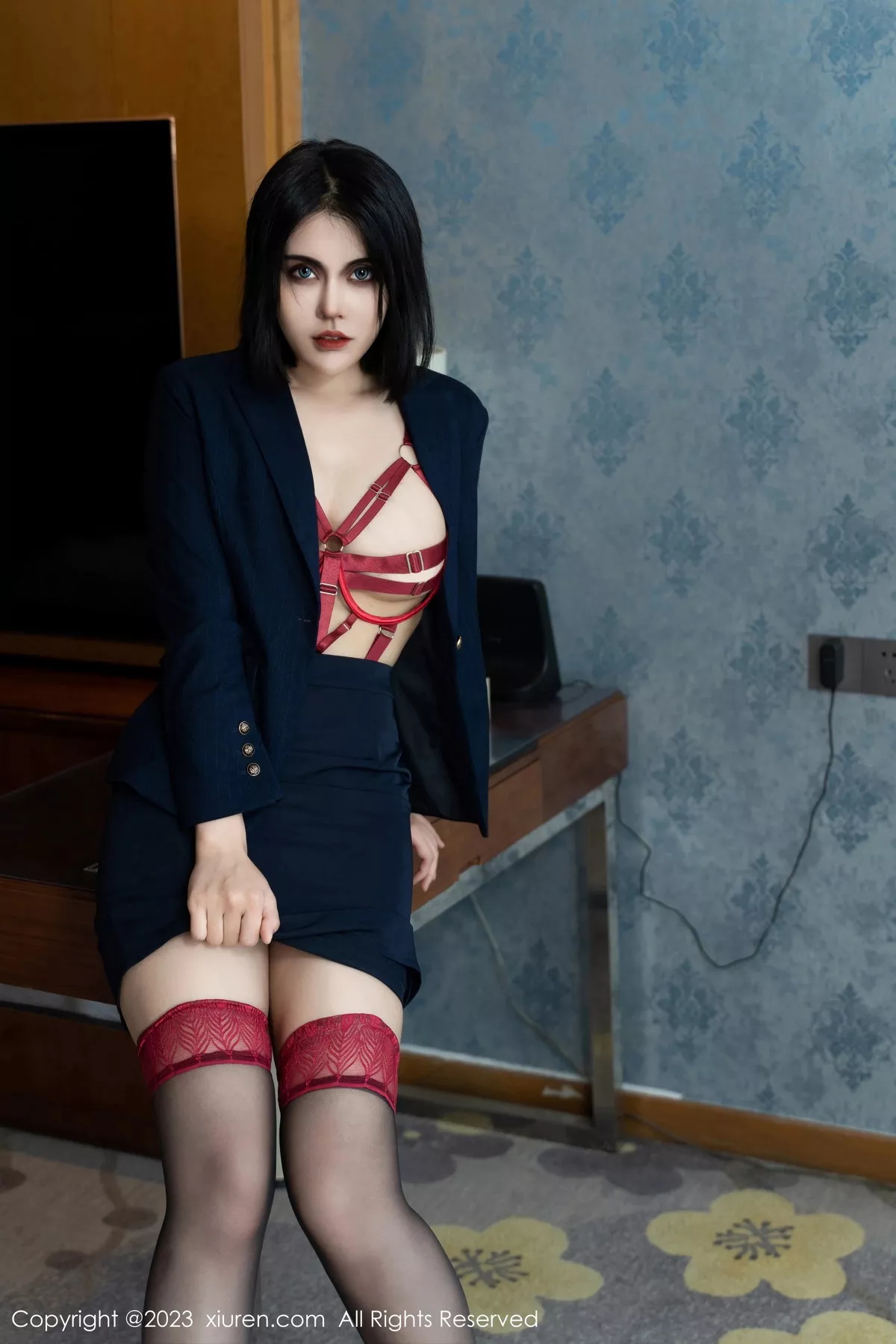秀人集.com_[XiuRen秀人网]No.7142_模特s纯一半脱黑色套装露性感红色情趣内衣秀完美身材诱惑写真76P