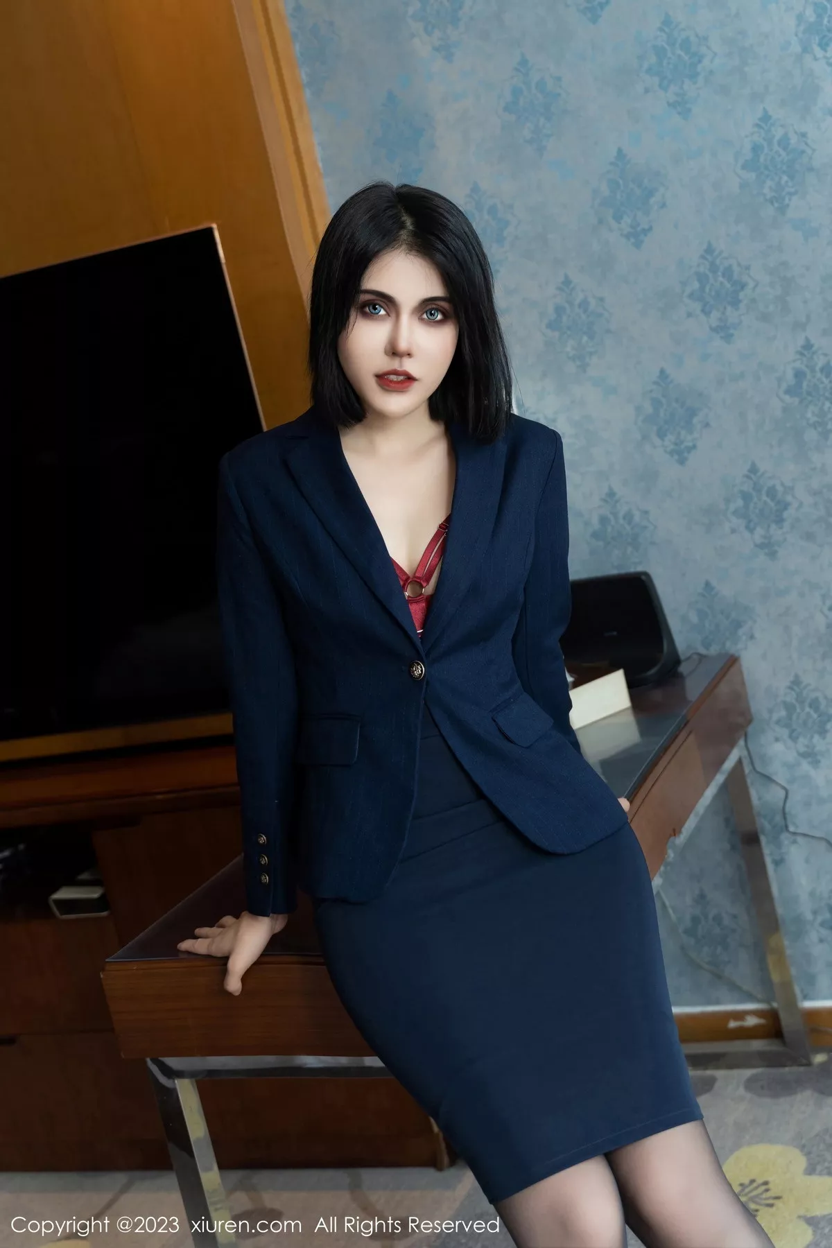 秀人集.com_[XiuRen秀人网]No.7142_模特s纯一半脱黑色套装露性感红色情趣内衣秀完美身材诱惑写真76P