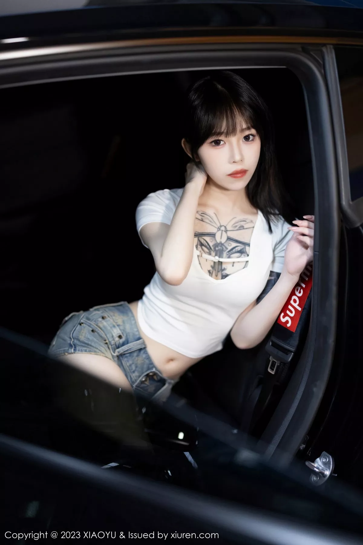 秀人集.com_[XiaoYu画语界]Vol.1096_模特奶瓶.性感白T配超短牛仔裤露白色内衣秀曼妙身姿诱惑写真90P