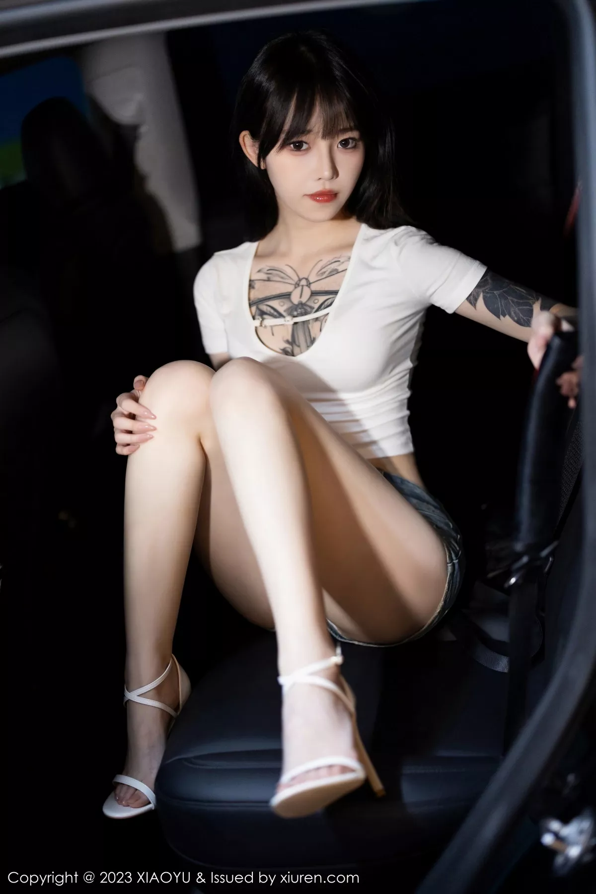 秀人集.com_[XiaoYu画语界]Vol.1096_模特奶瓶.性感白T配超短牛仔裤露白色内衣秀曼妙身姿诱惑写真90P