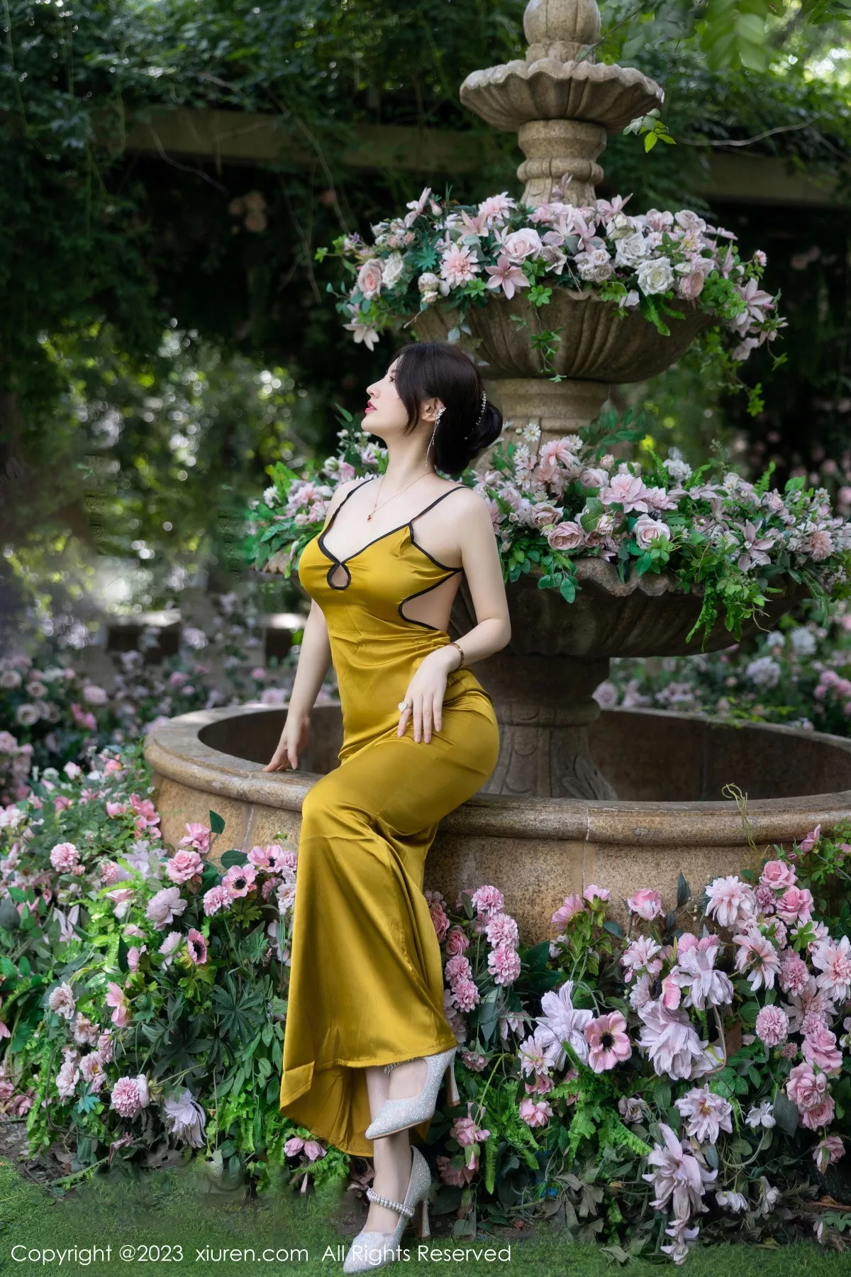 秀人集.com_[XiuRen秀人网]No.7302_模特诗诗kiki性感黄色吊带裙配原色丝袜秀惹火身材完美诱惑写真83P
