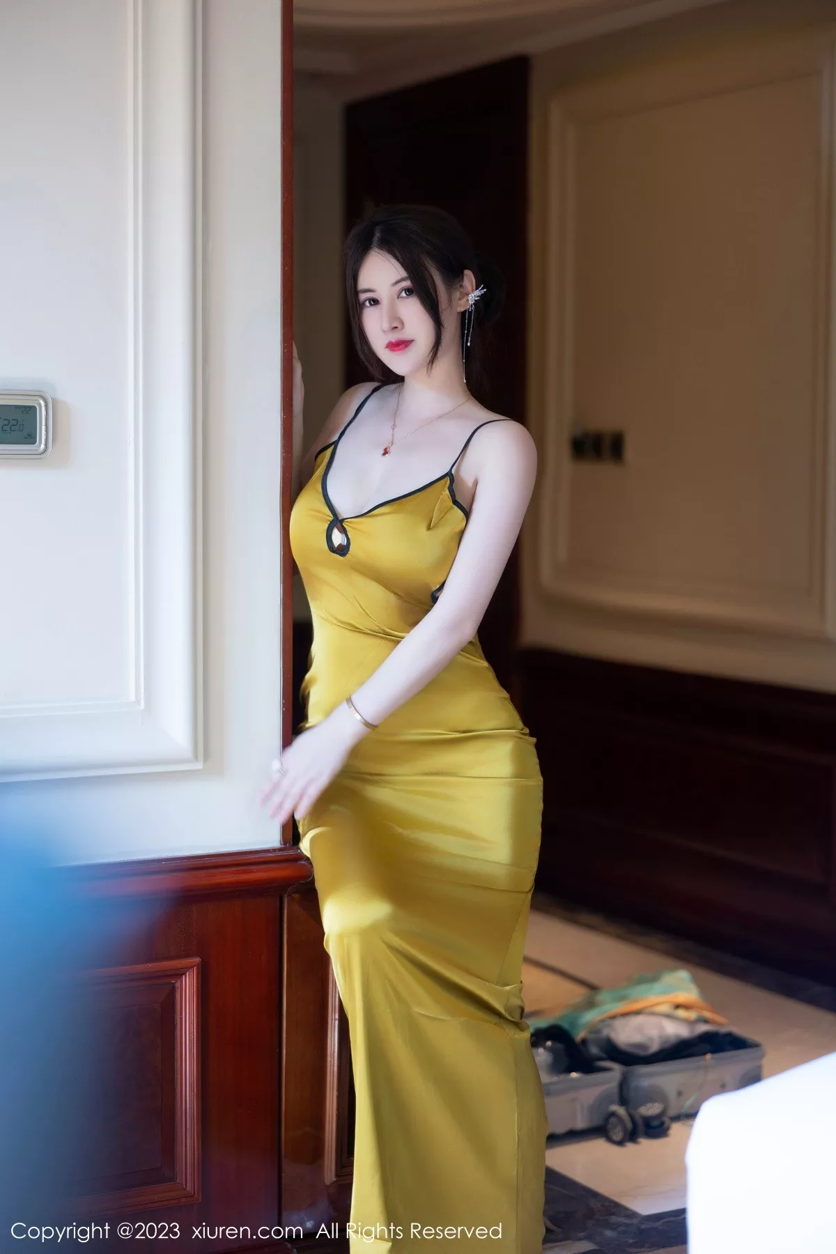 秀人集.com_[XiuRen秀人网]No.7302_模特诗诗kiki性感黄色吊带裙配原色丝袜秀惹火身材完美诱惑写真83P