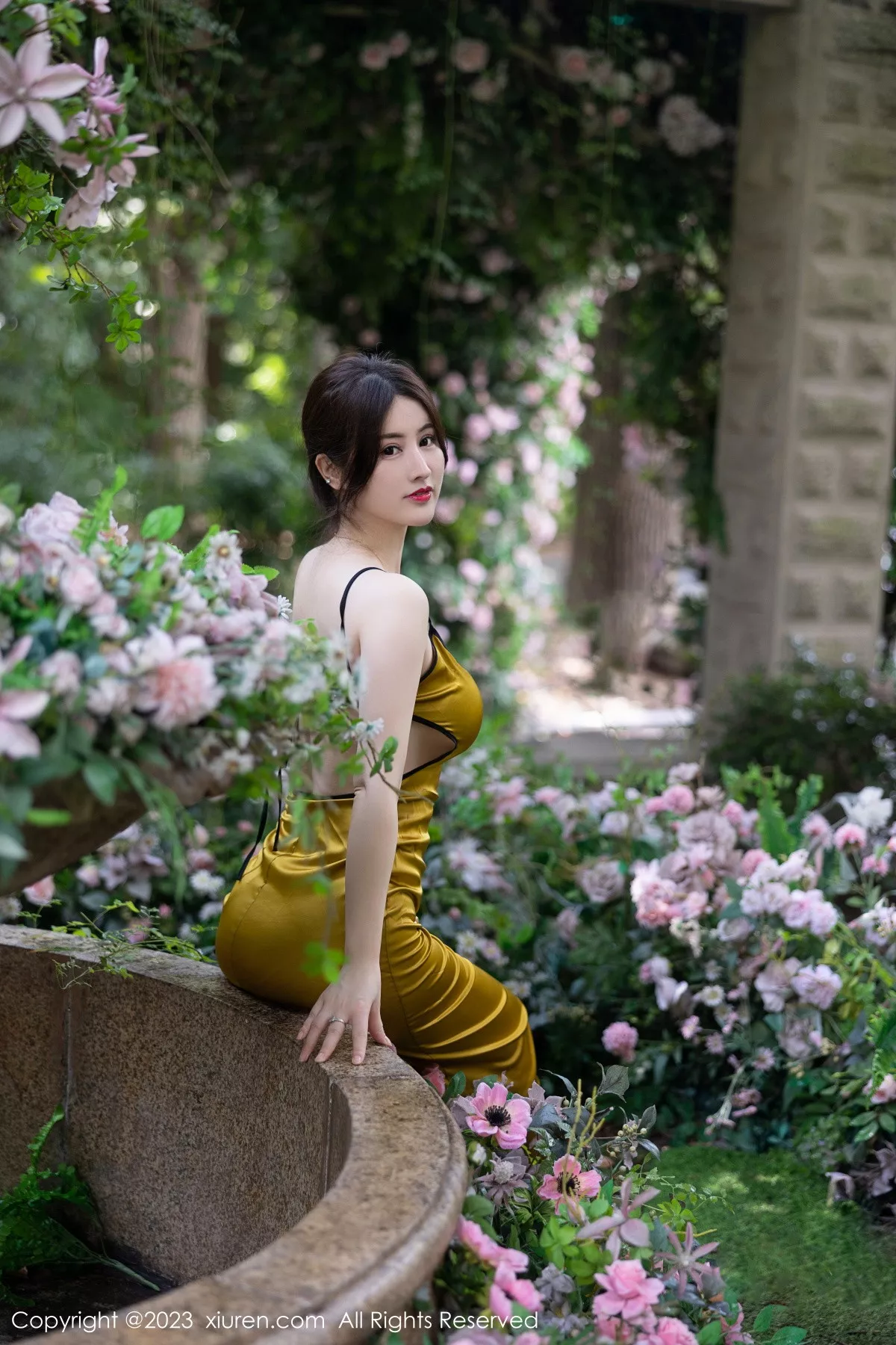 秀人集.com_[XiuRen秀人网]No.7302_模特诗诗kiki性感黄色吊带裙配原色丝袜秀惹火身材完美诱惑写真83P