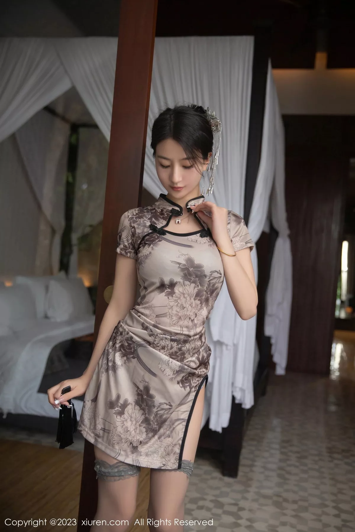 秀人集.com_[XiuRen秀人网]No.7308_模特熊小诺脱性感棕色旗袍露紫色蕾丝内衣秀曼妙身姿诱惑写真74P