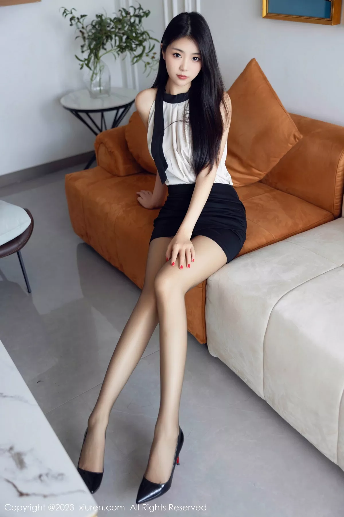 秀人集.com_[XiuRen秀人网]No.7342_模特可乐Vicky性感黑白拼色连衣短裙配超薄黑丝秀美腿诱惑写真81P