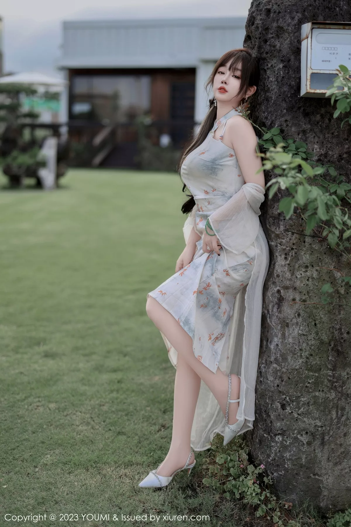 秀人集.com_[YouMi尤蜜荟]Vol.983_女神王雨纯性感浅色长款旗袍露白色内衣配肉丝袜完美诱惑写真79P