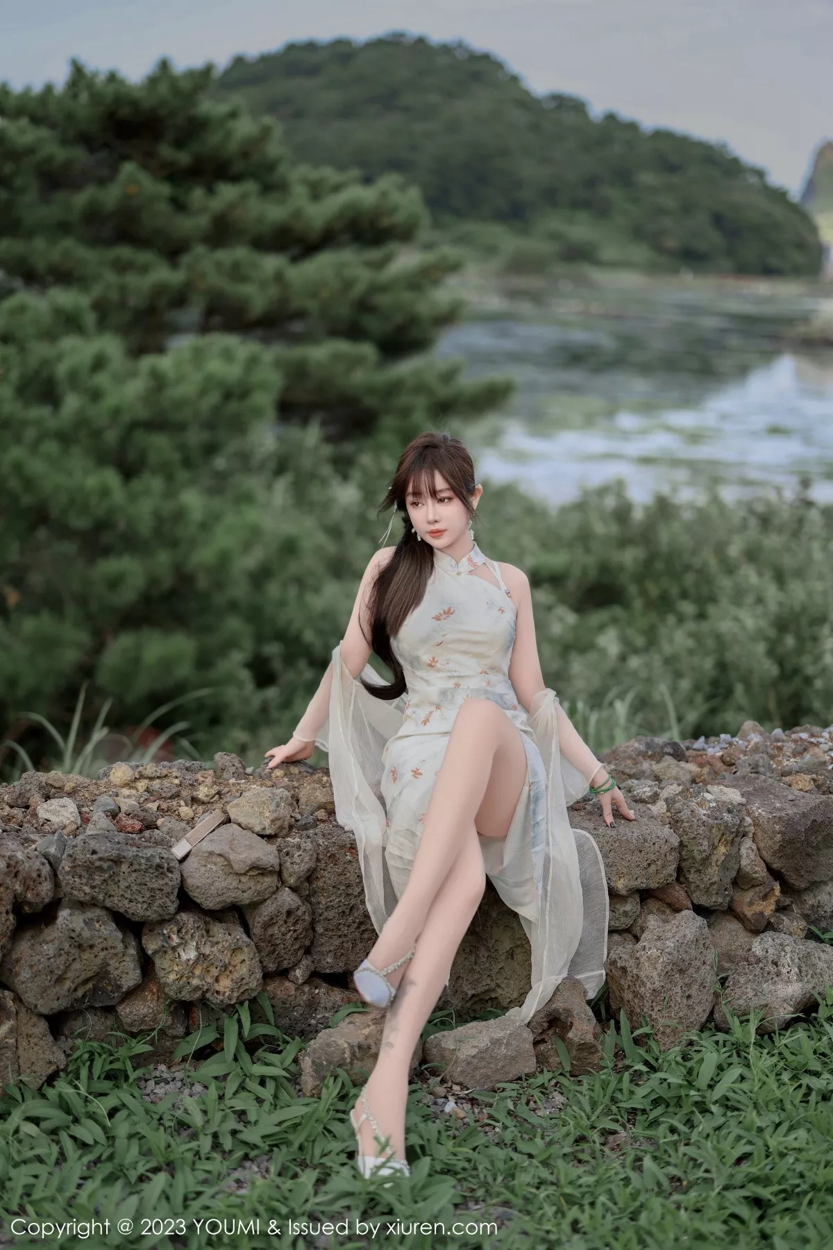 秀人集.com_[YouMi尤蜜荟]Vol.983_女神王雨纯性感浅色长款旗袍露白色内衣配肉丝袜完美诱惑写真79P