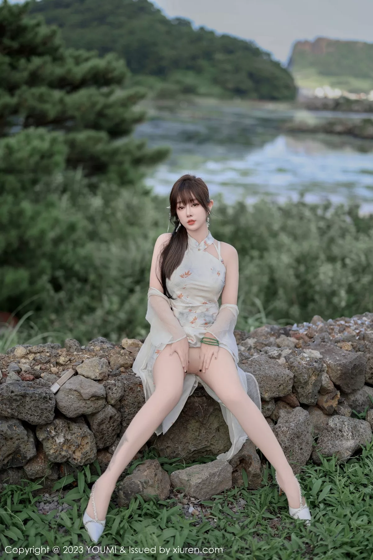 秀人集.com_[YouMi尤蜜荟]Vol.983_女神王雨纯性感浅色长款旗袍露白色内衣配肉丝袜完美诱惑写真79P