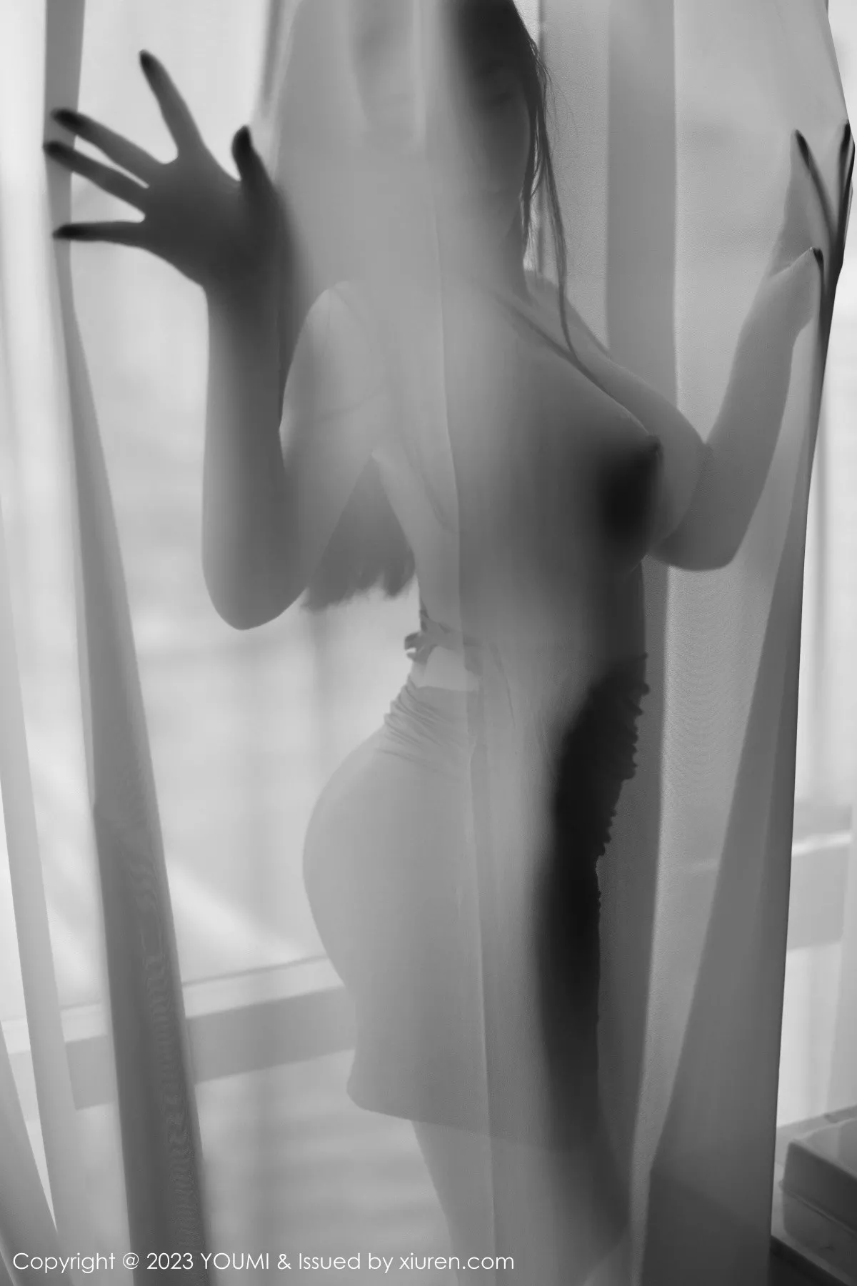 秀人集.com_[YouMi尤蜜荟]Vol.984_模特心妍小公主性感灰色露肩连衣长裙薄透秀凹凸身材诱惑写真54P