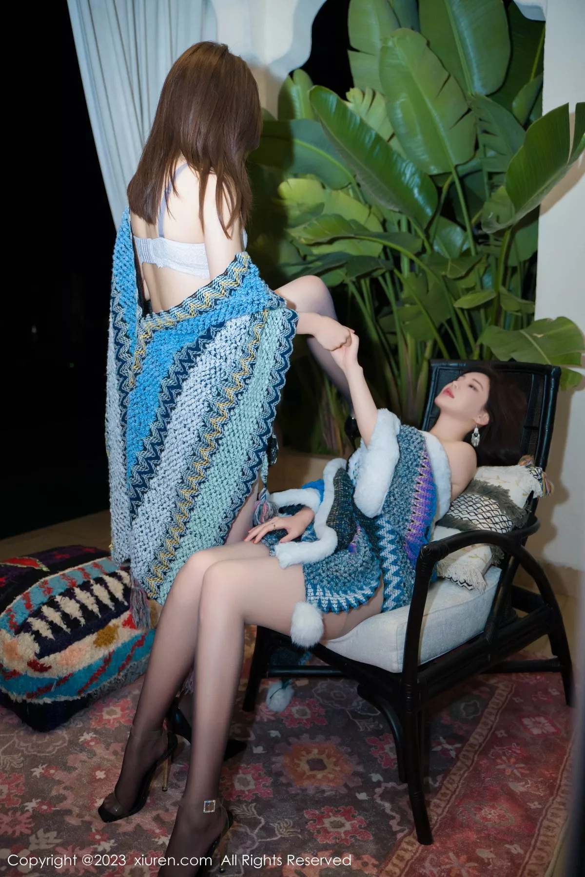 秀人集.com_[XiuRen秀人网]No.7393_女神绮里嘉＆周妍希性感姐妹花彩色披风配超薄黑丝完美诱惑写真70P