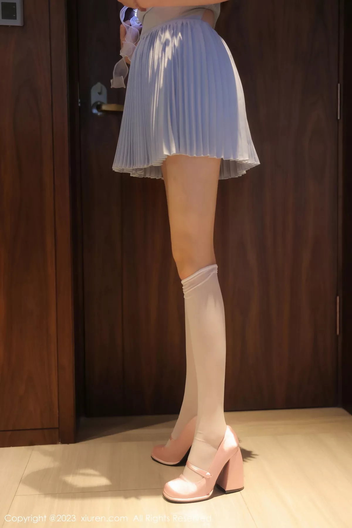 秀人集.com_[XiuRen秀人网]No.7266_模特Arude薇薇性感淡蓝色连衣短裙配白丝袜秀曼妙身姿诱惑写真69P