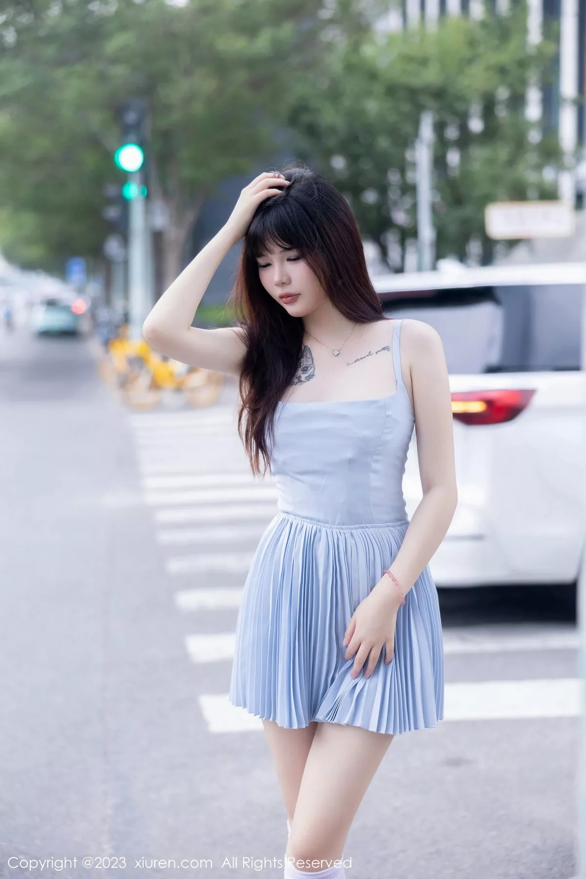 秀人集.com_[XiuRen秀人网]No.7266_模特Arude薇薇性感淡蓝色连衣短裙配白丝袜秀曼妙身姿诱惑写真69P