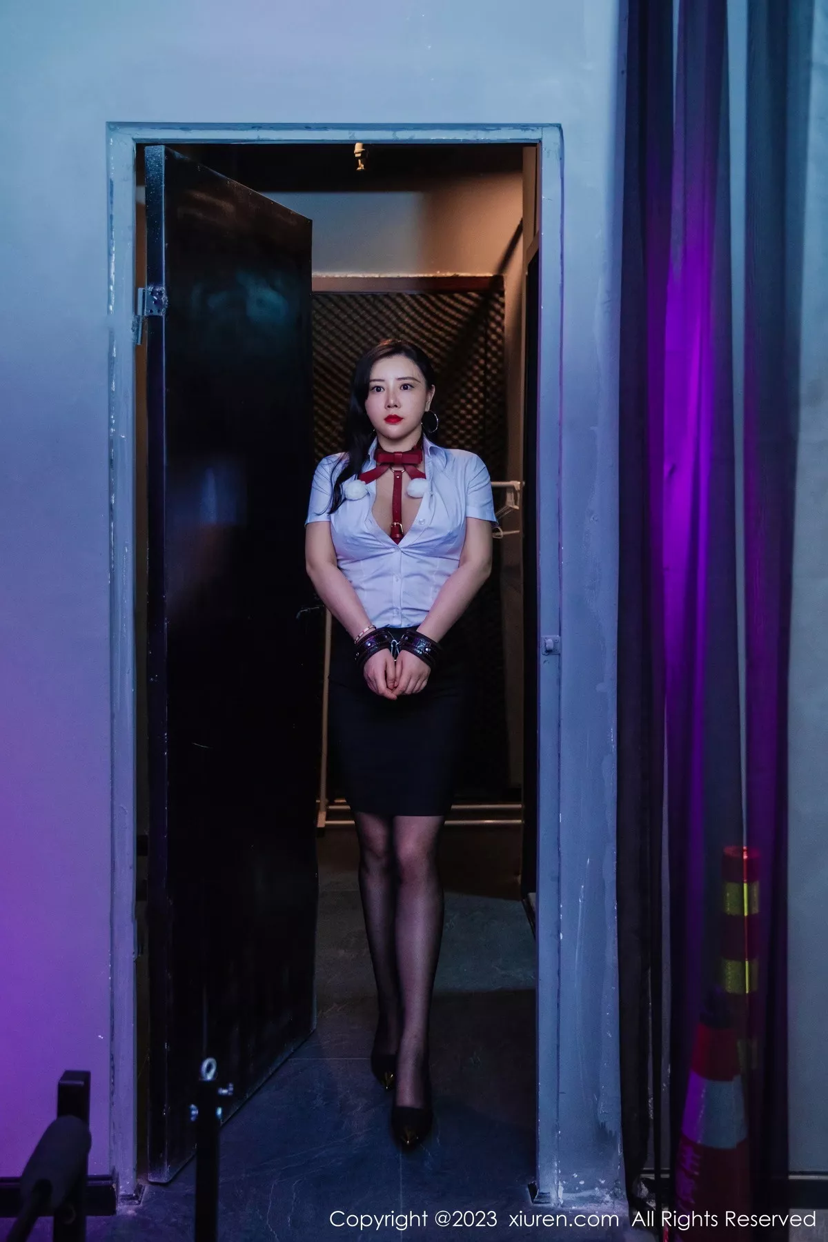 秀人集.com_[XiuRen秀人网]No.7267_模特王婉悠Queen性感白T配黑短裙露红色情趣服饰惹火诱惑写真72P