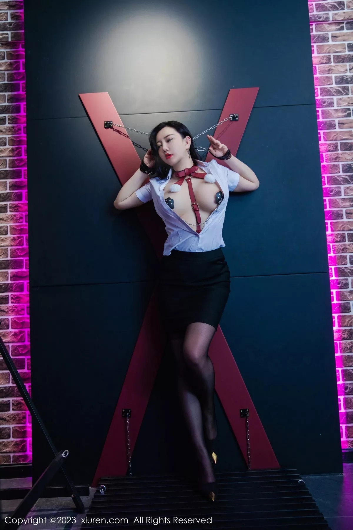 秀人集.com_[XiuRen秀人网]No.7267_模特王婉悠Queen性感白T配黑短裙露红色情趣服饰惹火诱惑写真72P