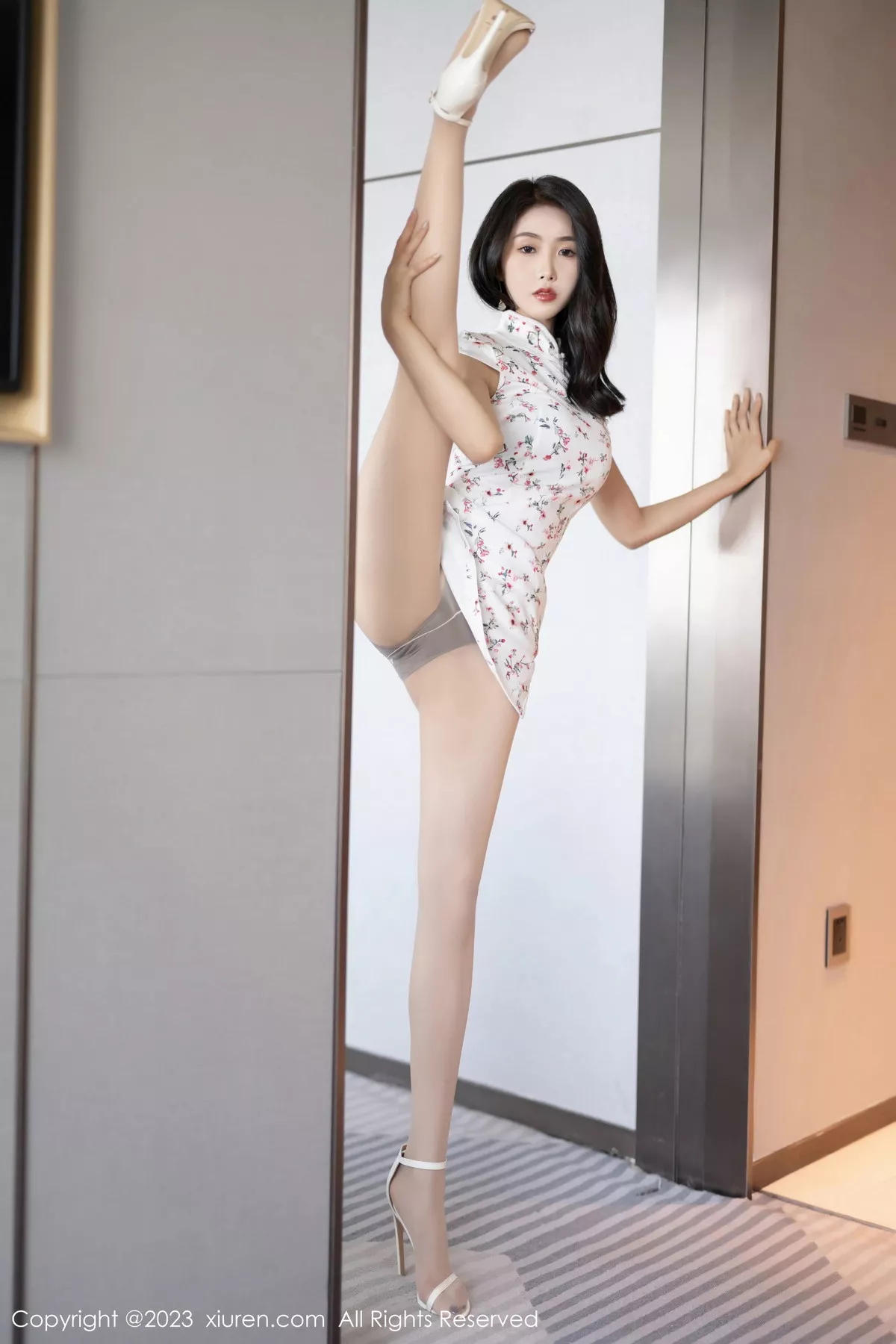 秀人集.com_[XiuRen秀人网]No.7279_模特苏苏阿白色旗袍露咖啡色内衣配原色丝袜秀柔美身姿诱惑写真87P