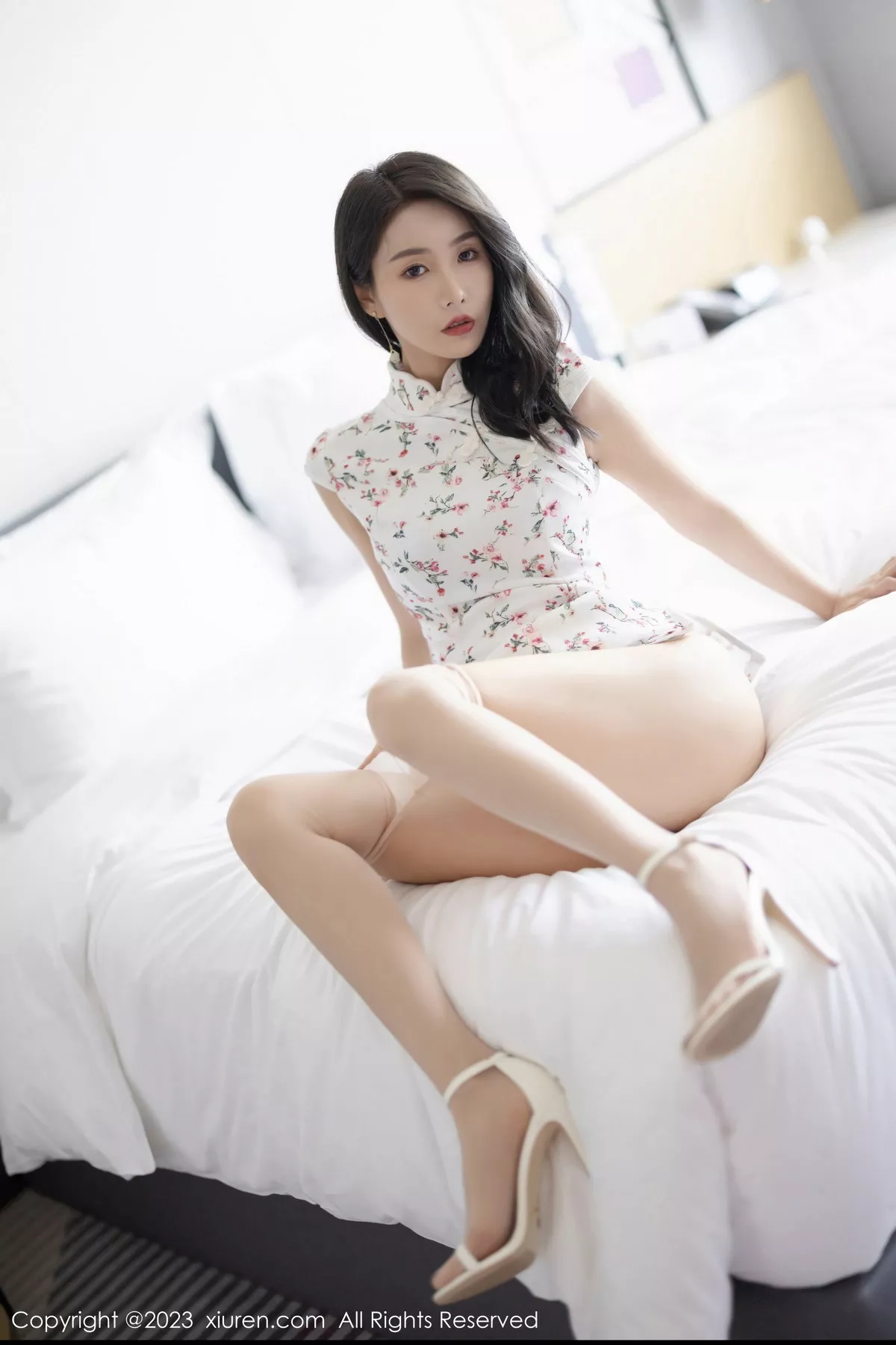 秀人集.com_[XiuRen秀人网]No.7279_模特苏苏阿白色旗袍露咖啡色内衣配原色丝袜秀柔美身姿诱惑写真87P