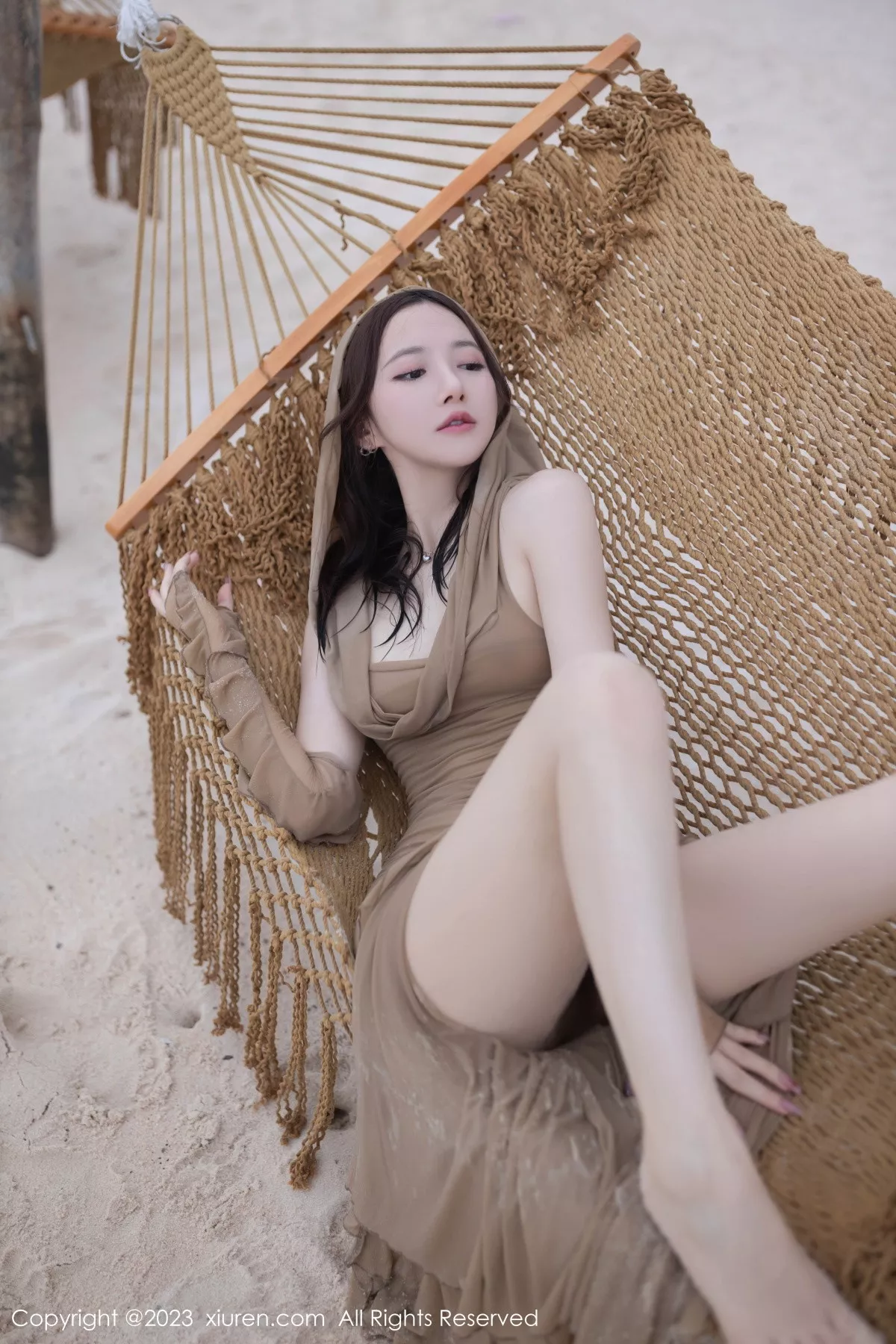 秀人集.com_[XiuRen秀人网]No.7288_模特鱼子酱Fish沙滩场景性感咖啡色连衣裙秀曼妙身姿诱惑写真77P