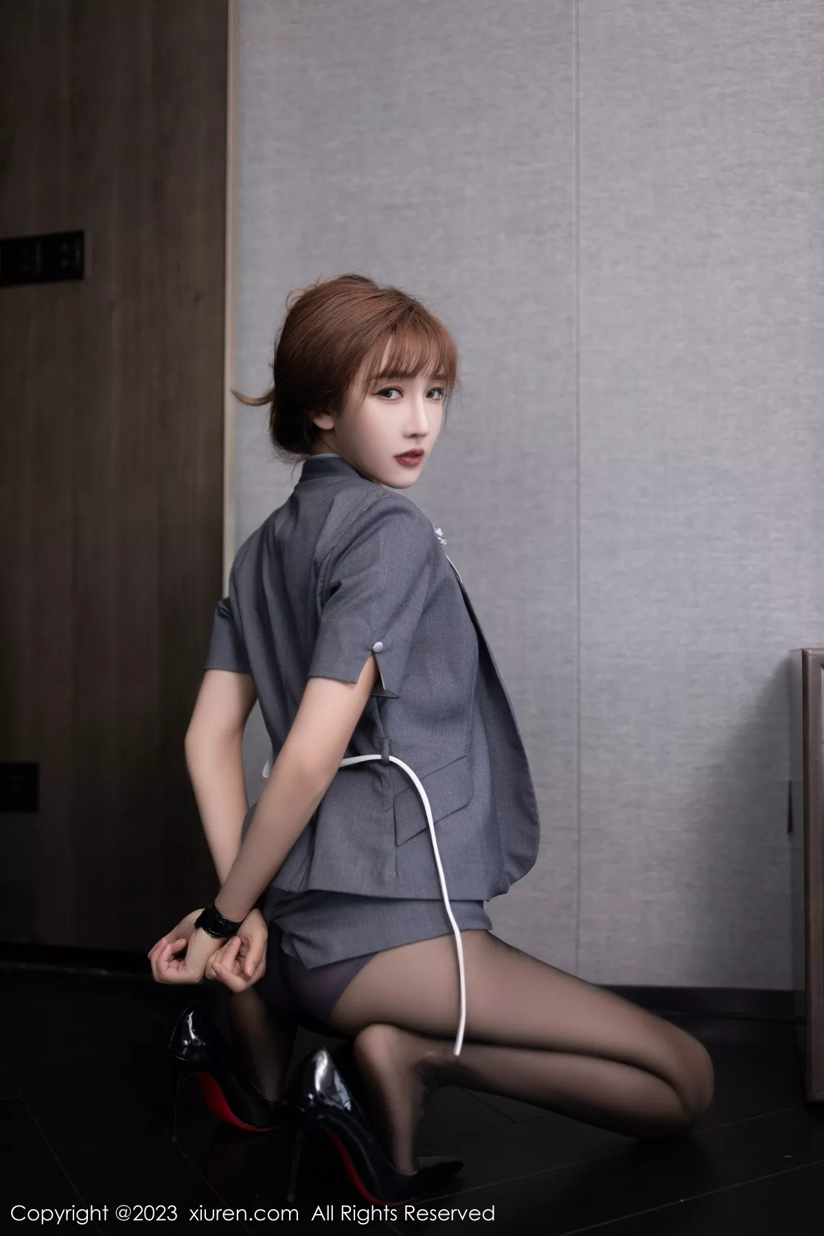 秀人集.com_[XiuRen秀人网]No.7423_模特陆萱萱捆绑主题性感深灰色Ol服饰露紫灰蕾丝内衣诱惑写真80P