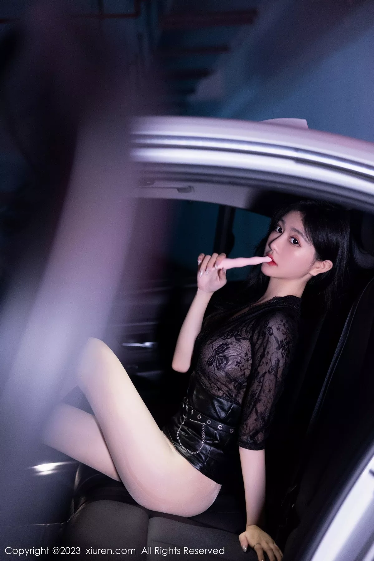 秀人集.com_[XiuRen秀人网]No.7431_女神幼幼车内场景黑色薄纱上衣配黑皮短裙露闪亮肉丝诱惑写真83P