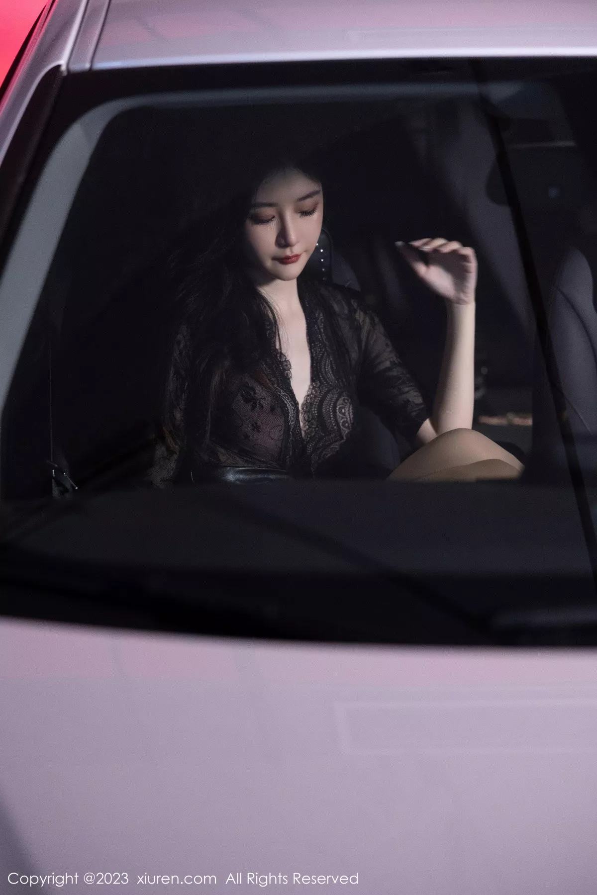 秀人集.com_[XiuRen秀人网]No.7431_女神幼幼车内场景黑色薄纱上衣配黑皮短裙露闪亮肉丝诱惑写真83P