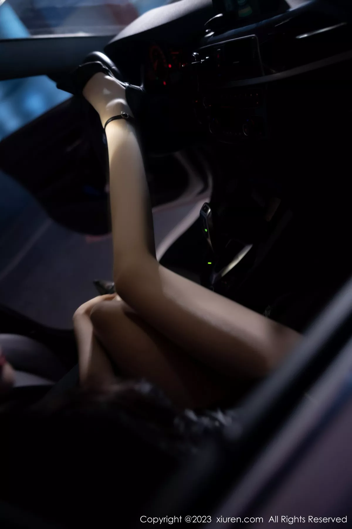 秀人集.com_[XiuRen秀人网]No.7431_女神幼幼车内场景黑色薄纱上衣配黑皮短裙露闪亮肉丝诱惑写真83P