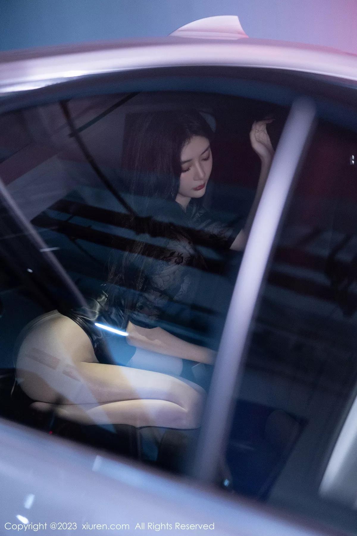 秀人集.com_[XiuRen秀人网]No.7431_女神幼幼车内场景黑色薄纱上衣配黑皮短裙露闪亮肉丝诱惑写真83P
