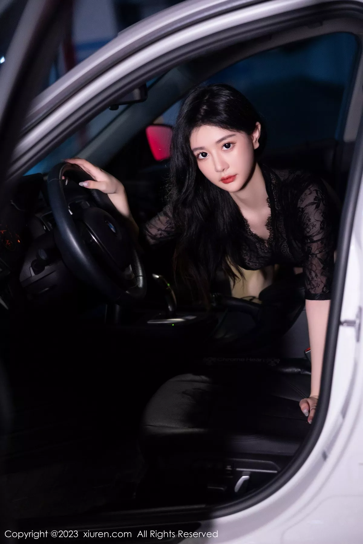 秀人集.com_[XiuRen秀人网]No.7431_女神幼幼车内场景黑色薄纱上衣配黑皮短裙露闪亮肉丝诱惑写真83P