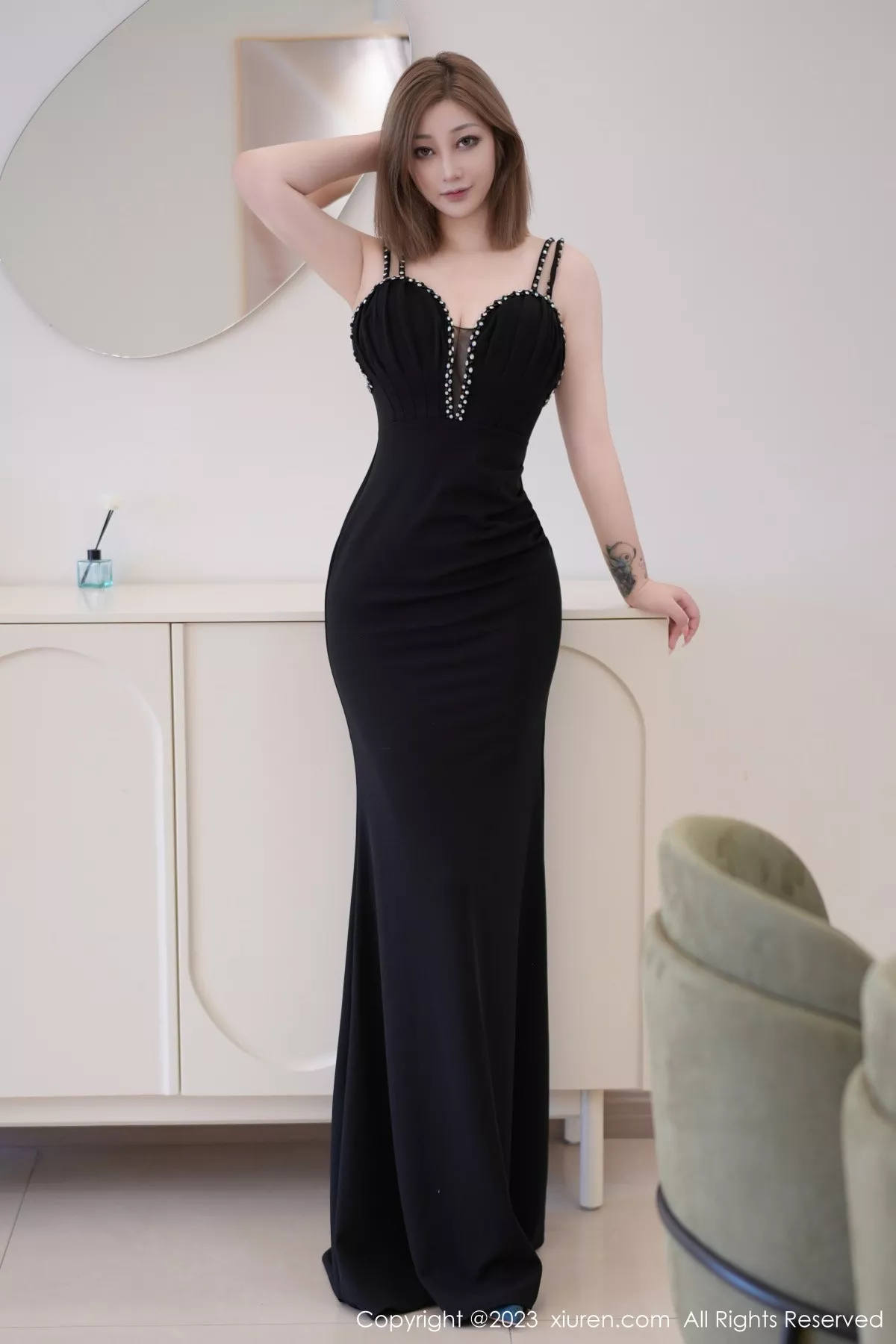 秀人集.com_[XiuRen秀人网]No.7427_女神妲己_Toxic性感黑色低胸礼裙半脱秀丰满身材撩人诱惑写真60P