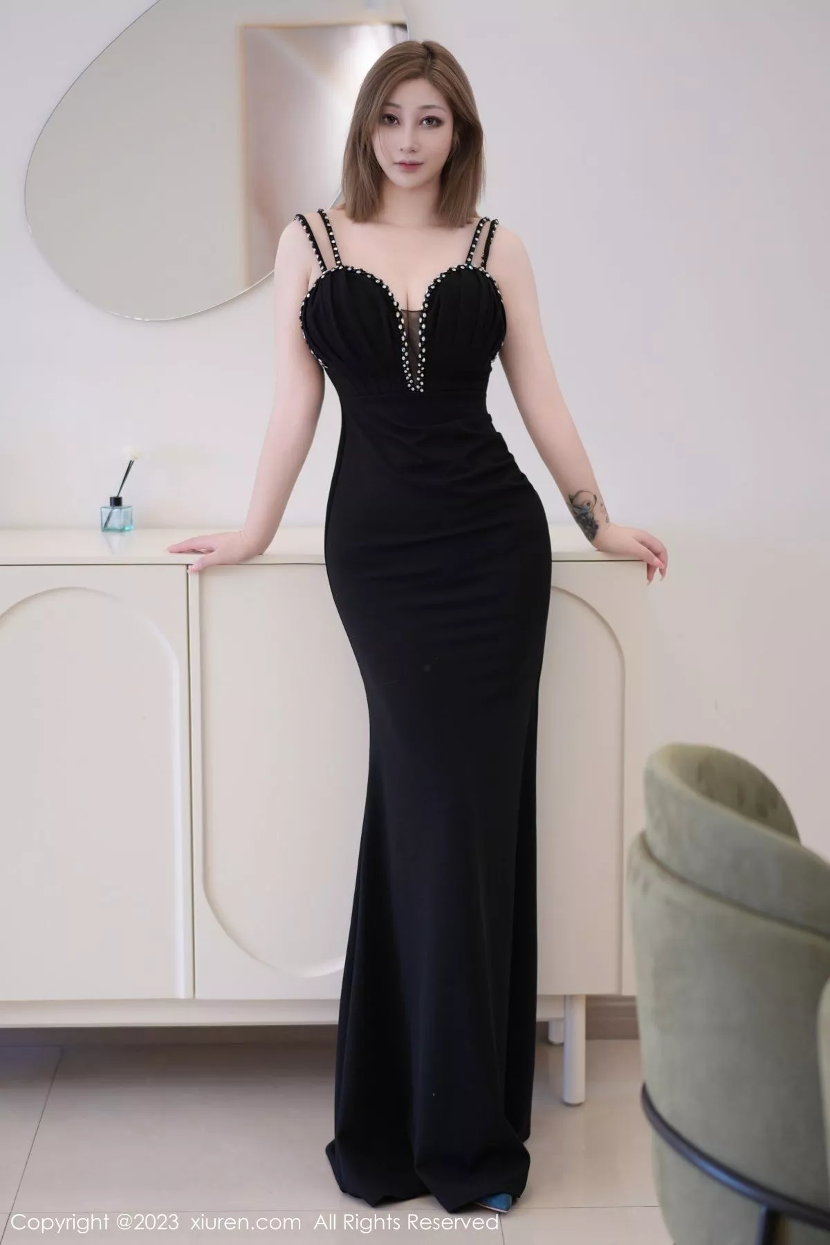 秀人集.com_[XiuRen秀人网]No.7427_女神妲己_Toxic性感黑色低胸礼裙半脱秀丰满身材撩人诱惑写真60P