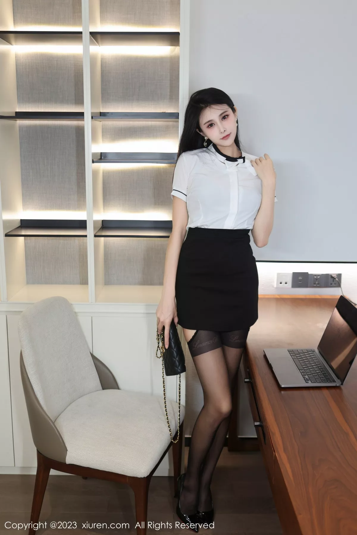 秀人集.com_[XiuRen秀人网]No.7424_模特草莓mm性感白T配短裙露黑色蕾丝内衣秀曼妙身姿诱惑写真74P