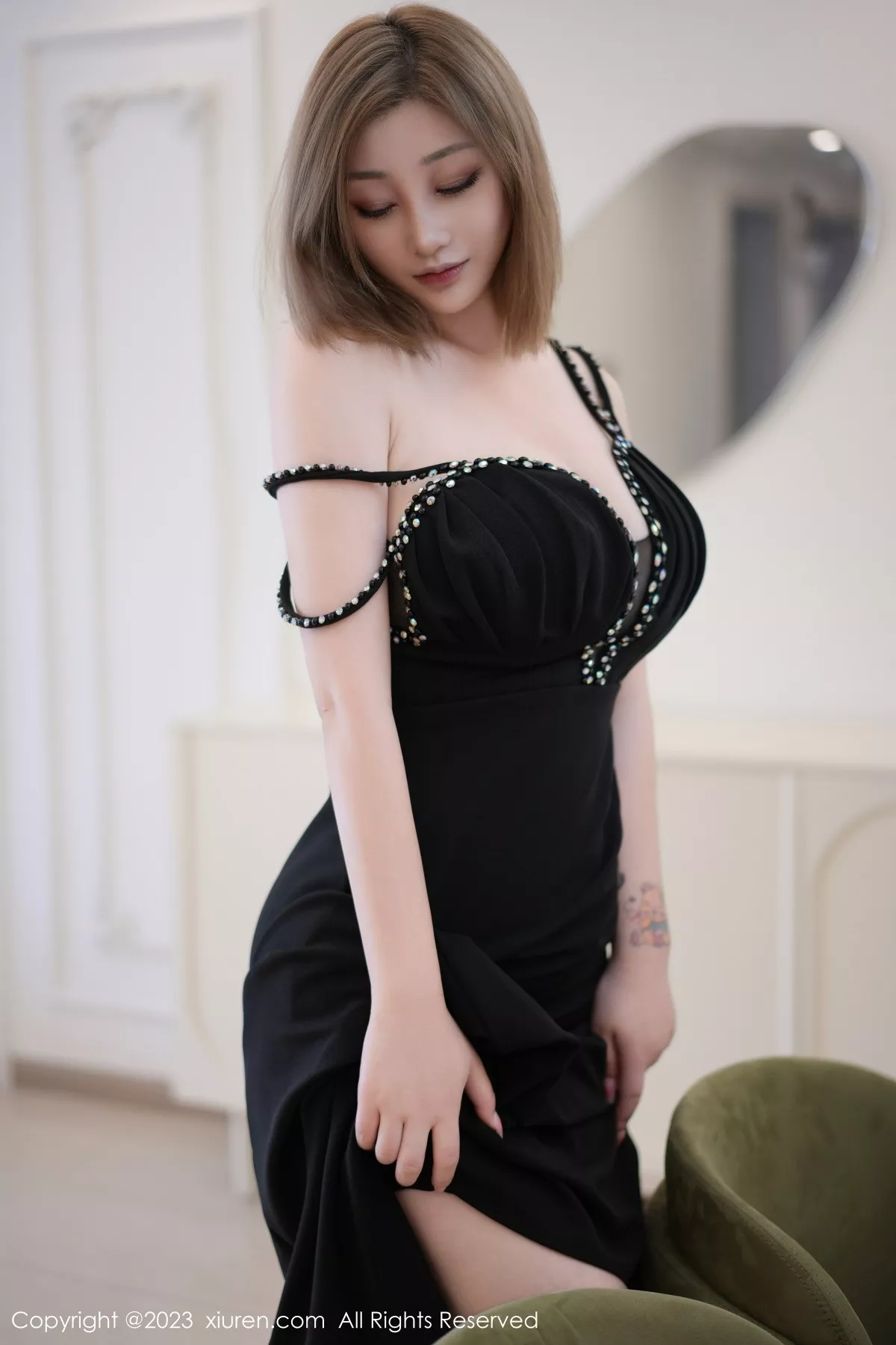 秀人集.com_[XiuRen秀人网]No.7427_女神妲己_Toxic性感黑色低胸礼裙半脱秀丰满身材撩人诱惑写真60P